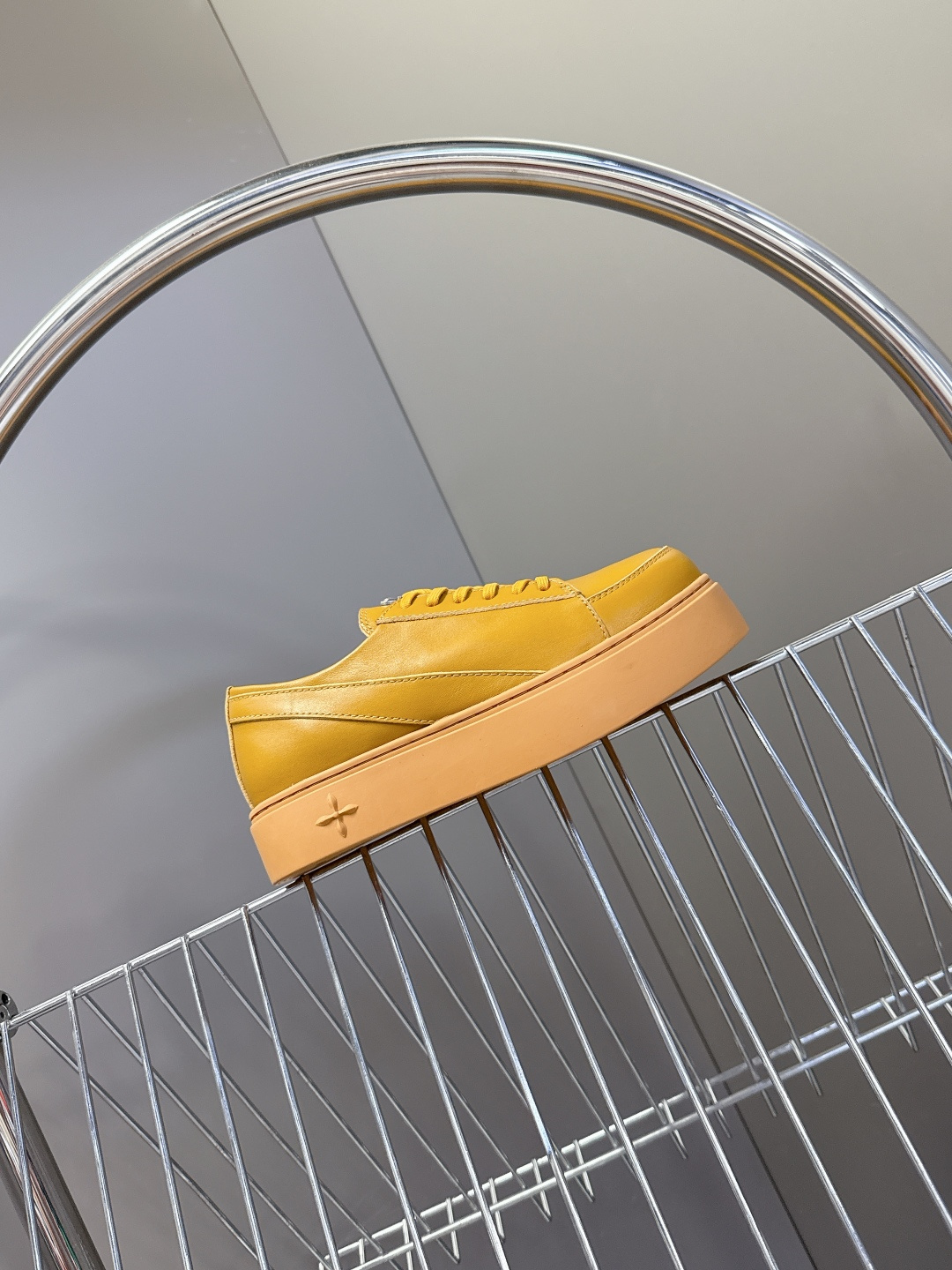 国潮品牌SMFK秋冬最新款厚底 休闲鞋 马丁靴 超多明星时尚博主种草 超火国内品牌 简约的设计 十字架l