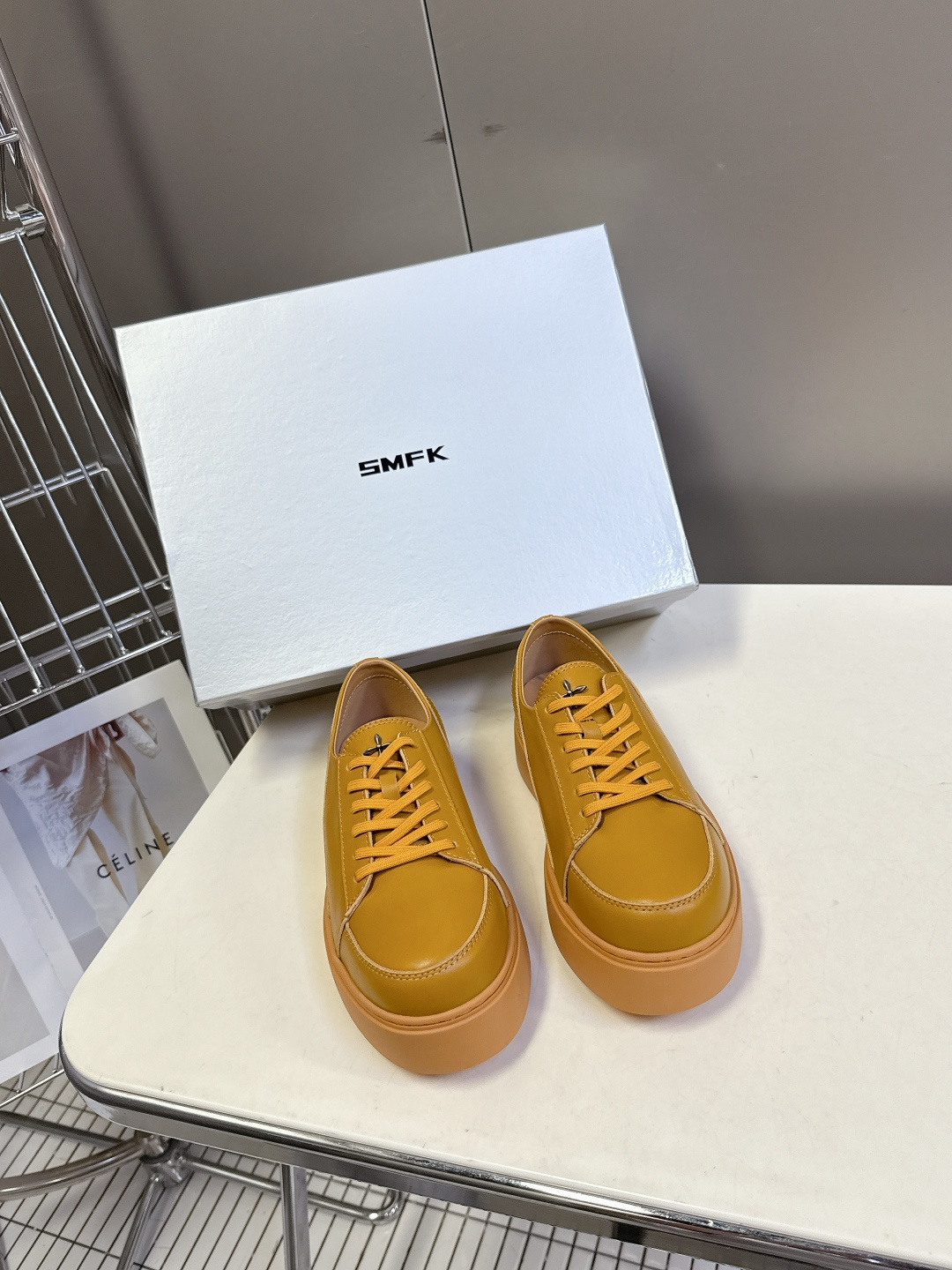 国潮品牌SMFK秋冬最新款厚底 休闲鞋 马丁靴 超多明星时尚博主种草 超火国内品牌 简约的设计 十字架l