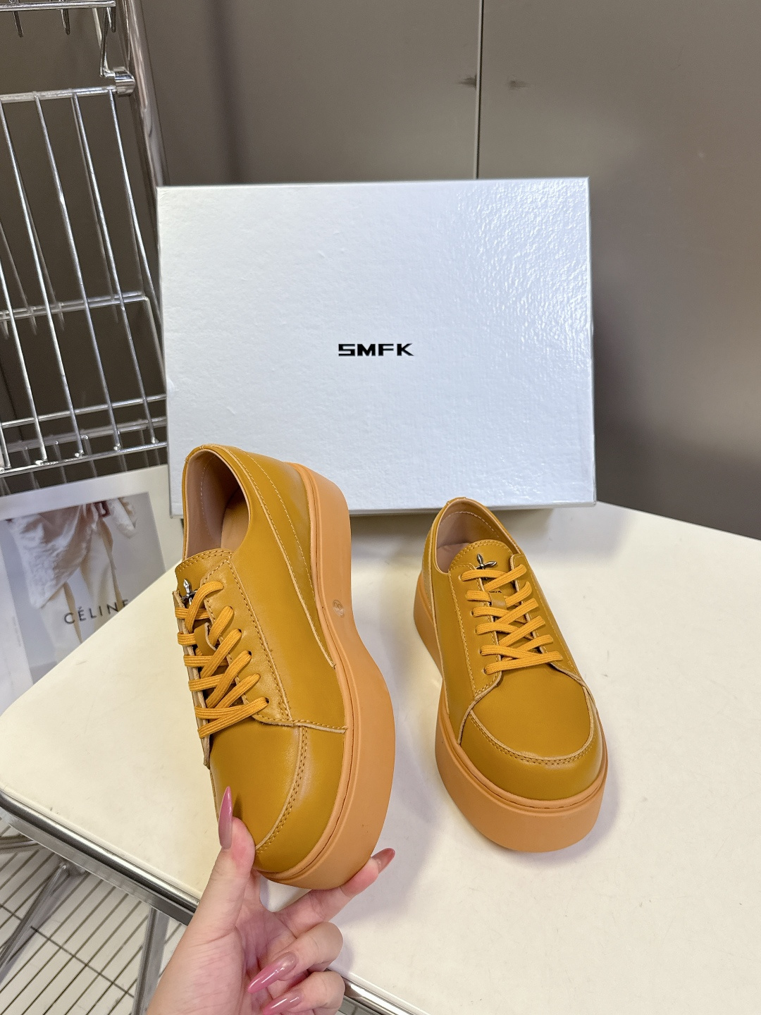 国潮品牌SMFK秋冬最新款厚底 休闲鞋 马丁靴 超多明星时尚博主种草 超火国内品牌 简约的设计 十字架l