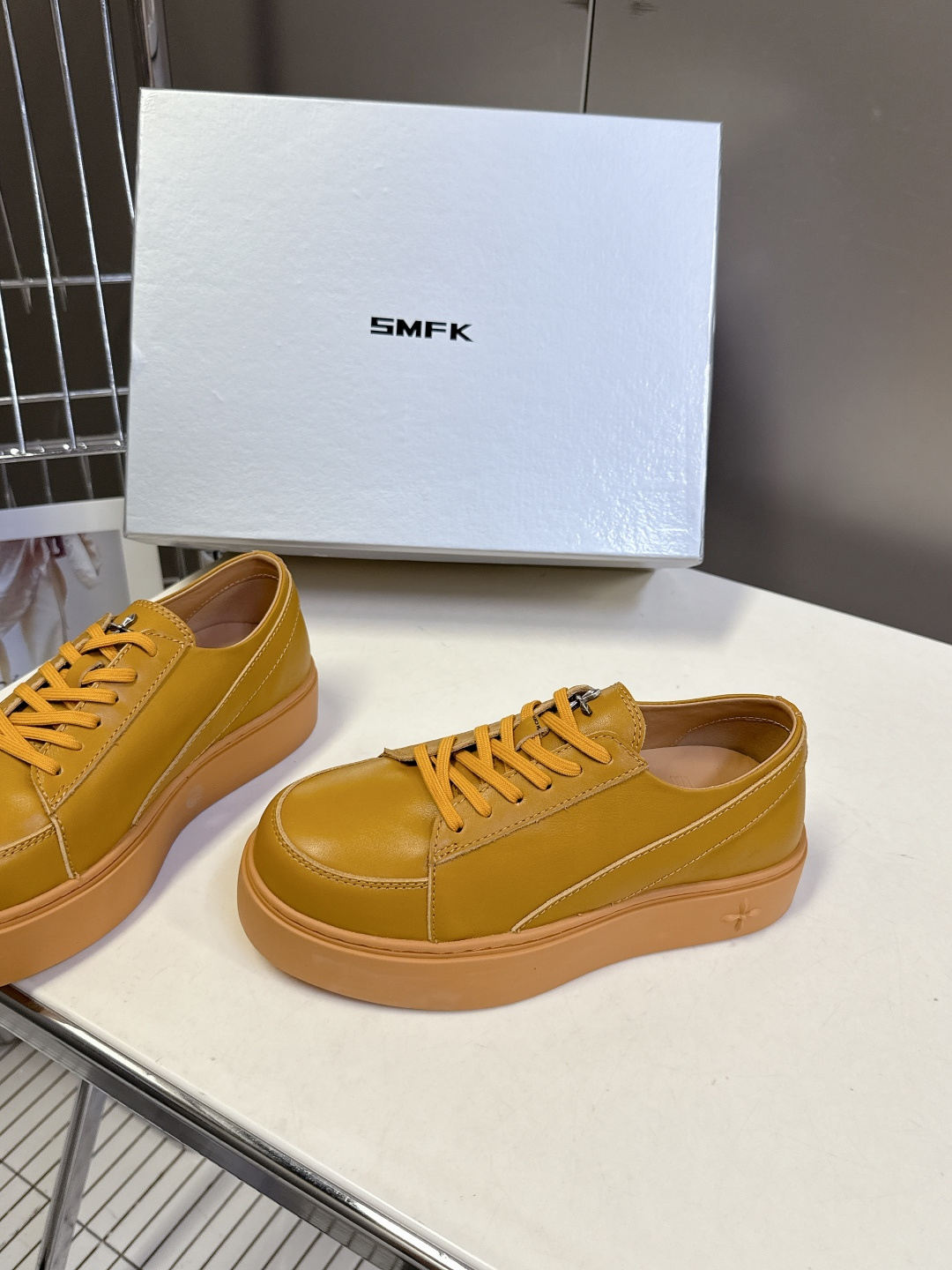 国潮品牌SMFK秋冬最新款厚底 休闲鞋 马丁靴 超多明星时尚博主种草 超火国内品牌 简约的设计 十字架l