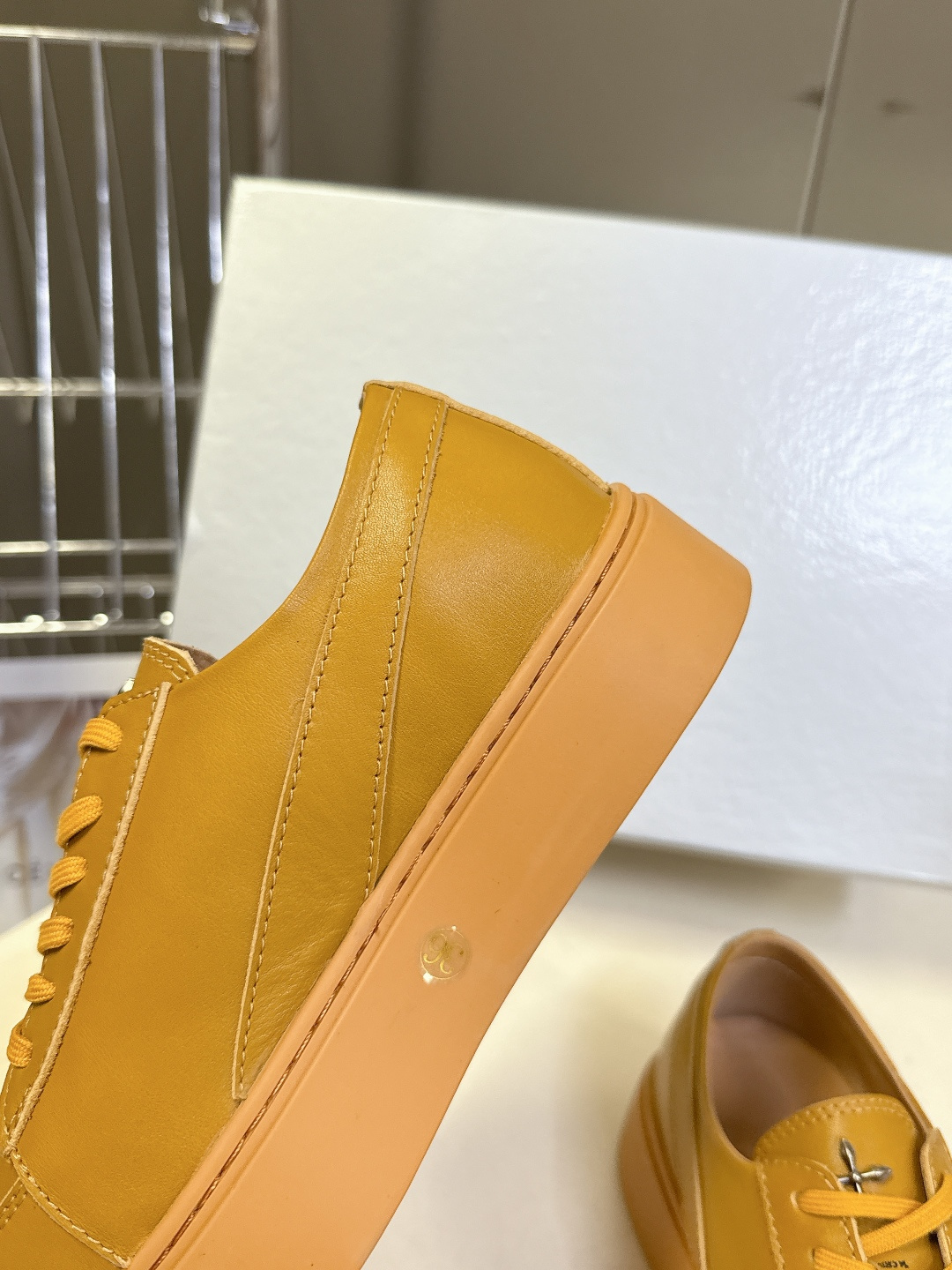 国潮品牌SMFK秋冬最新款厚底 休闲鞋 马丁靴 超多明星时尚博主种草 超火国内品牌 简约的设计 十字架l