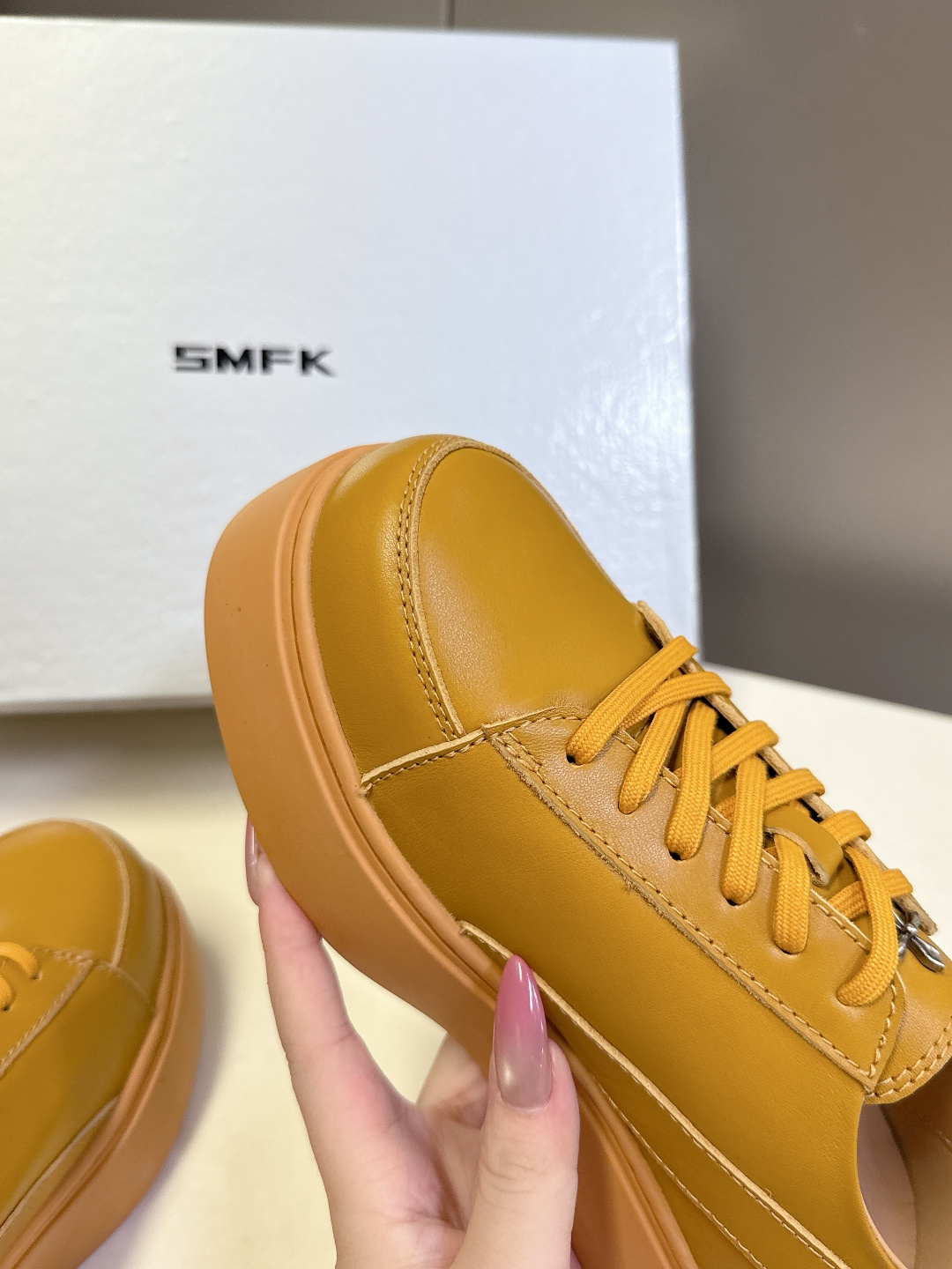 国潮品牌SMFK秋冬最新款厚底 休闲鞋 马丁靴 超多明星时尚博主种草 超火国内品牌 简约的设计 十字架l