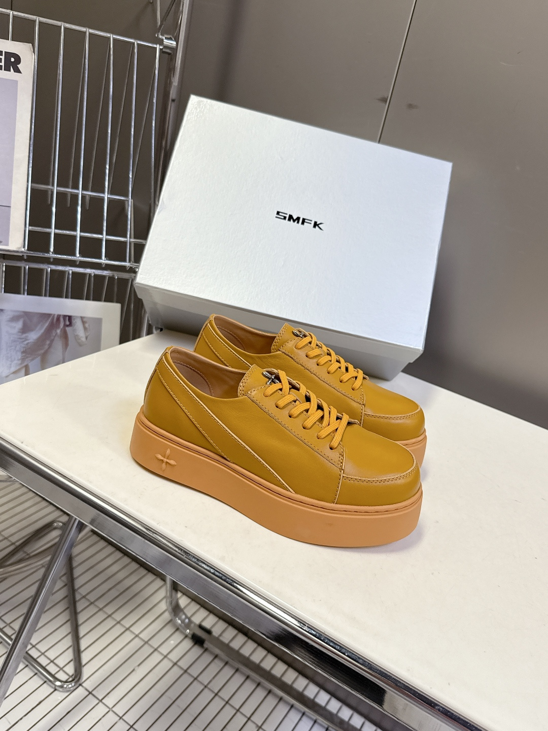 国潮品牌SMFK秋冬最新款厚底 休闲鞋 马丁靴 超多明星时尚博主种草 超火国内品牌 简约的设计 十字架l