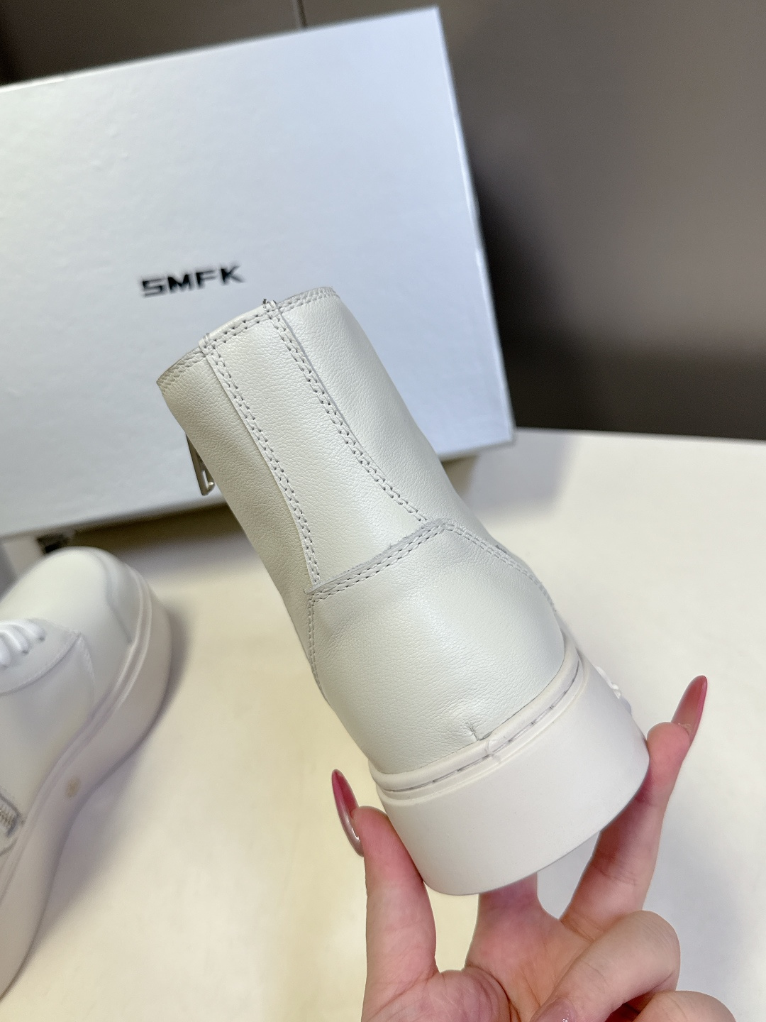 国潮品牌SMFK秋冬最新款厚底 休闲鞋 马丁靴 超多明星时尚博主种草 超火国内品牌 简约的设计 十字架l