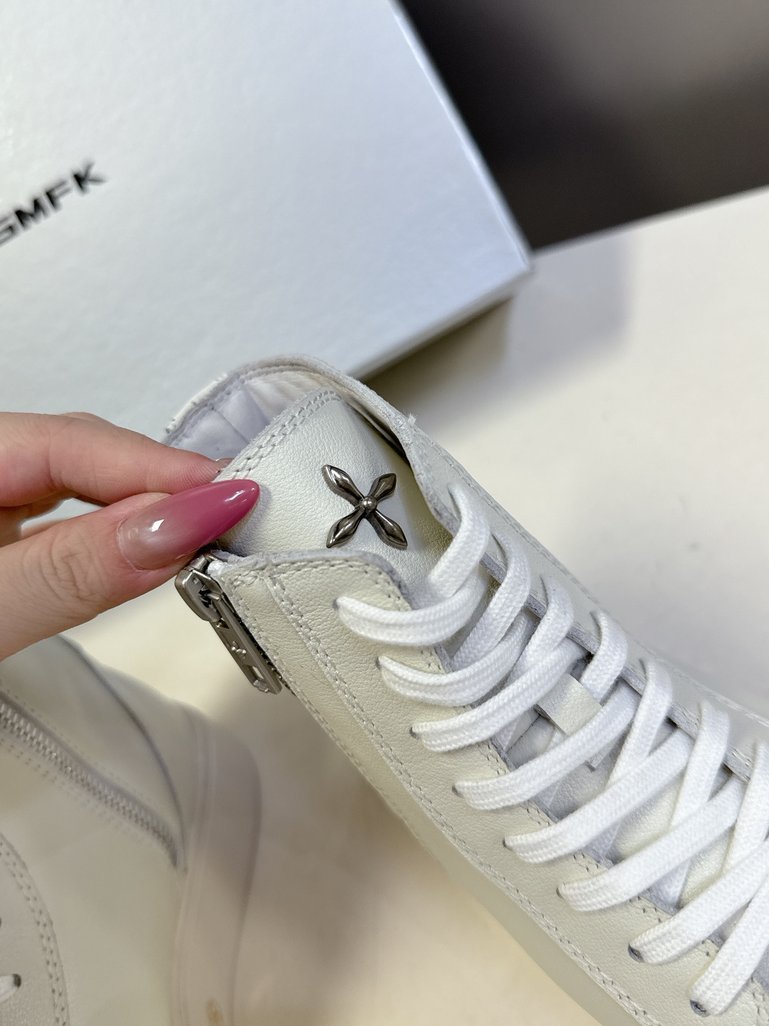 国潮品牌SMFK秋冬最新款厚底 休闲鞋 马丁靴 超多明星时尚博主种草 超火国内品牌 简约的设计 十字架l