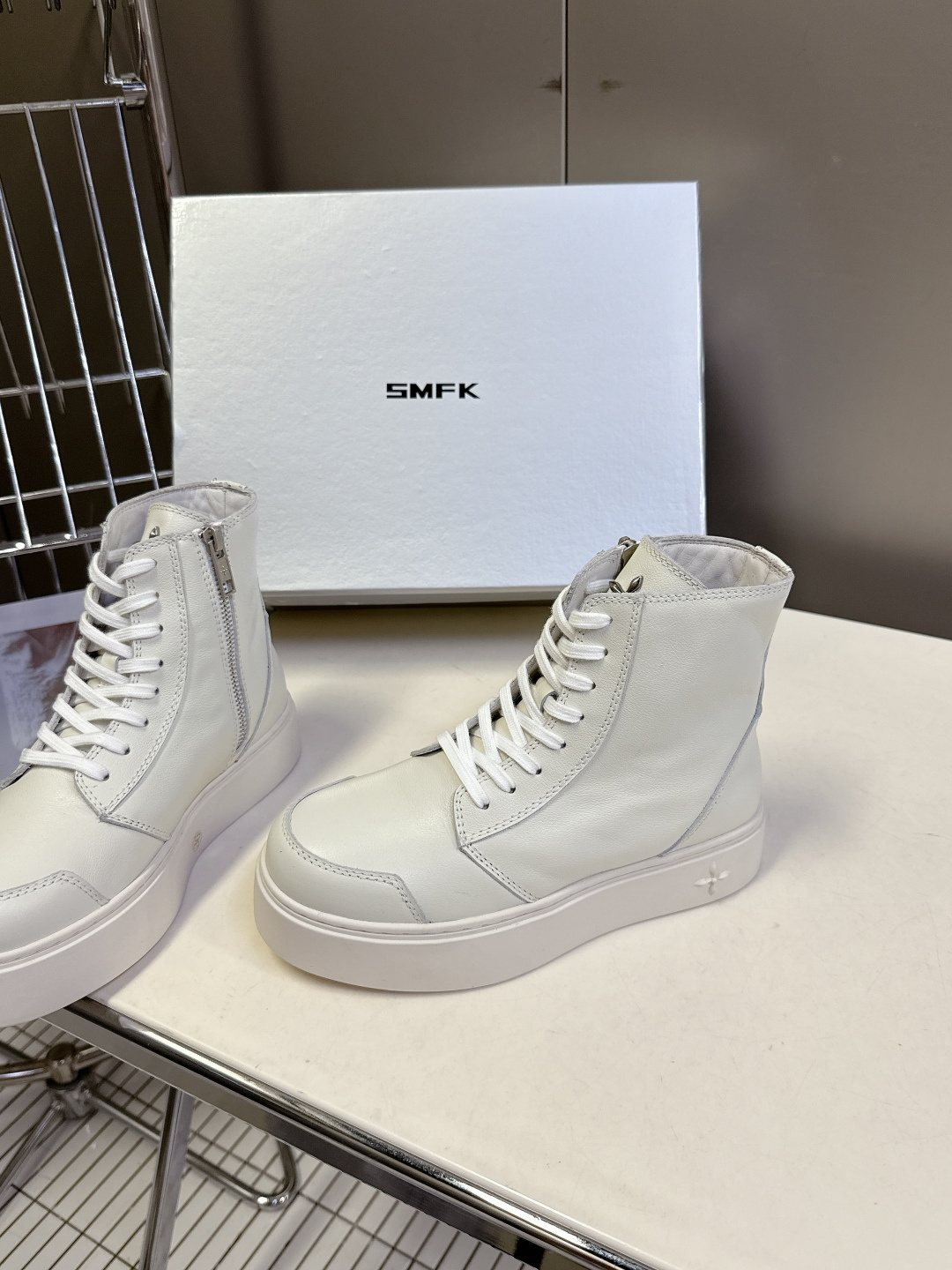 国潮品牌SMFK秋冬最新款厚底 休闲鞋 马丁靴 超多明星时尚博主种草 超火国内品牌 简约的设计 十字架l