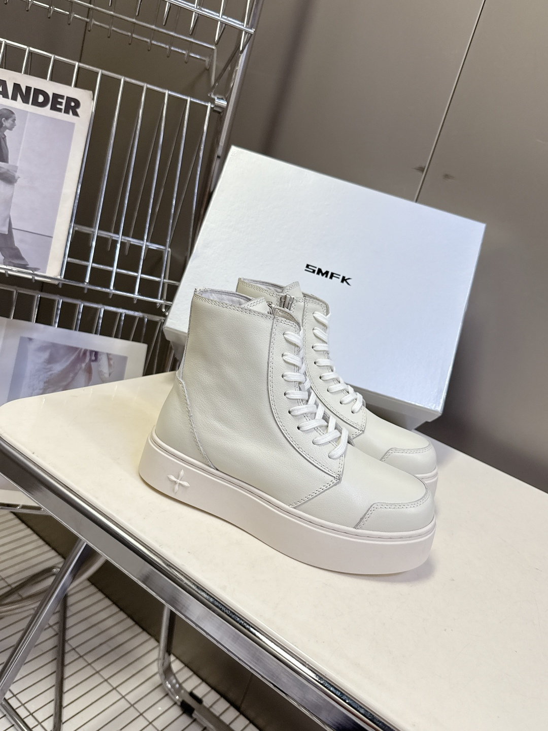 国潮品牌SMFK秋冬最新款厚底 休闲鞋 马丁靴 超多明星时尚博主种草 超火国内品牌 简约的设计 十字架l