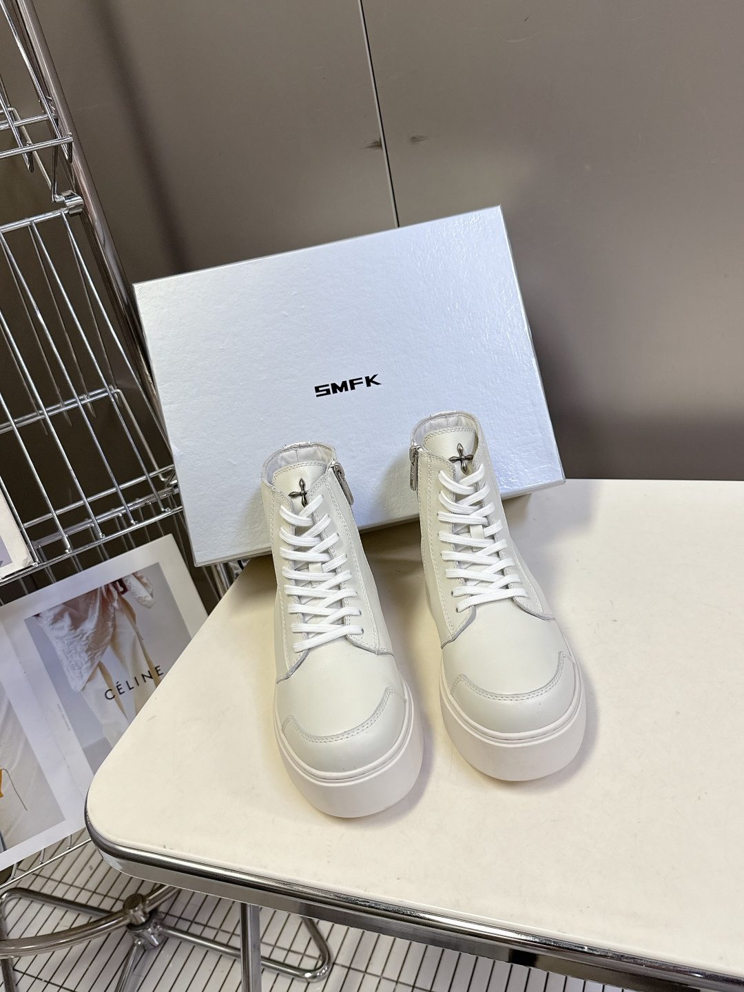 国潮品牌SMFK秋冬最新款厚底 休闲鞋 马丁靴 超多明星时尚博主种草 超火国内品牌 简约的设计 十字架l