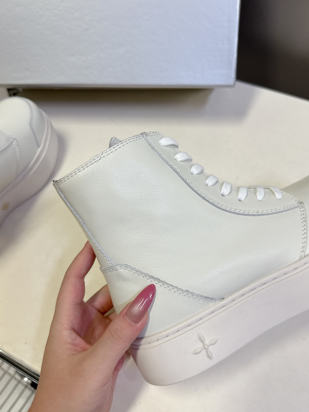 国潮品牌SMFK秋冬最新款厚底 休闲鞋 马丁靴 超多明星时尚博主种草 超火国内品牌 简约的设计 十字架l