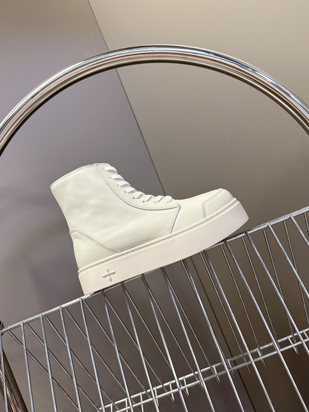 国潮品牌SMFK秋冬最新款厚底 休闲鞋 马丁靴 超多明星时尚博主种草 超火国内品牌 简约的设计 十字架l