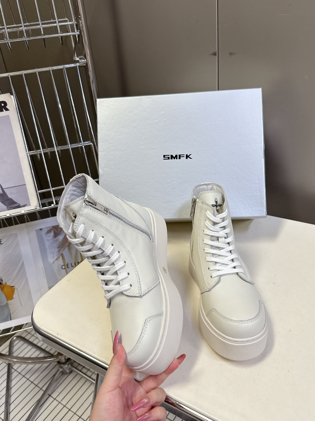 国潮品牌SMFK秋冬最新款厚底 休闲鞋 马丁靴 超多明星时尚博主种草 超火国内品牌 简约的设计 十字架l