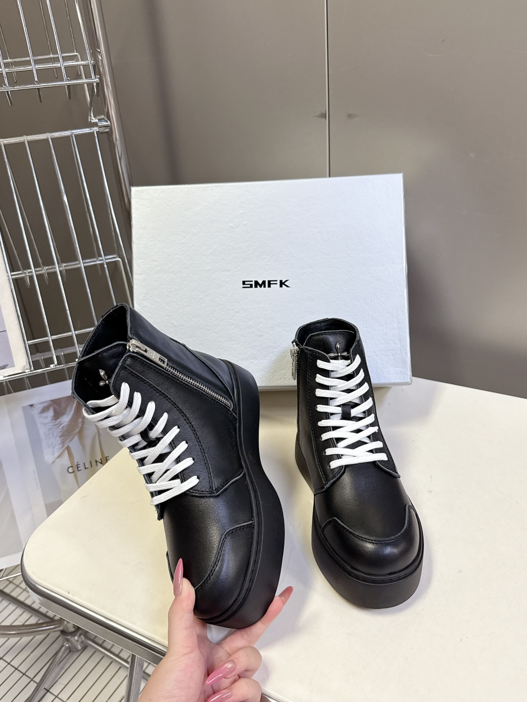 国潮品牌SMFK秋冬最新款厚底 休闲鞋 马丁靴 超多明星时尚博主种草 超火国内品牌 简约的设计 十字架l