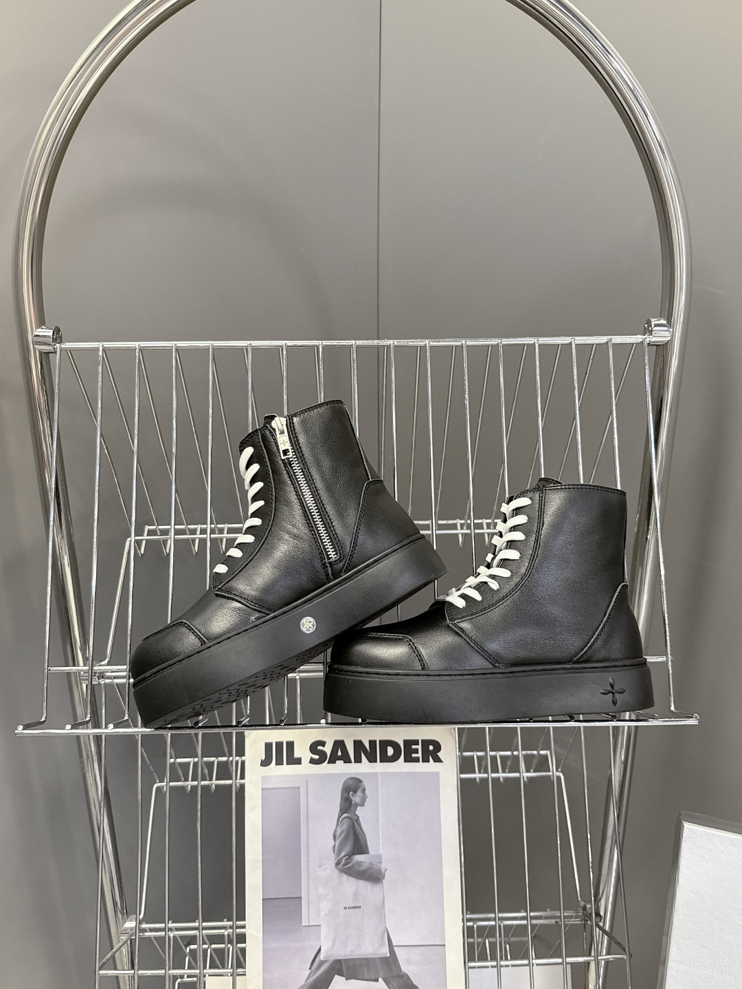 国潮品牌SMFK秋冬最新款厚底 休闲鞋 马丁靴 超多明星时尚博主种草 超火国内品牌 简约的设计 十字架l