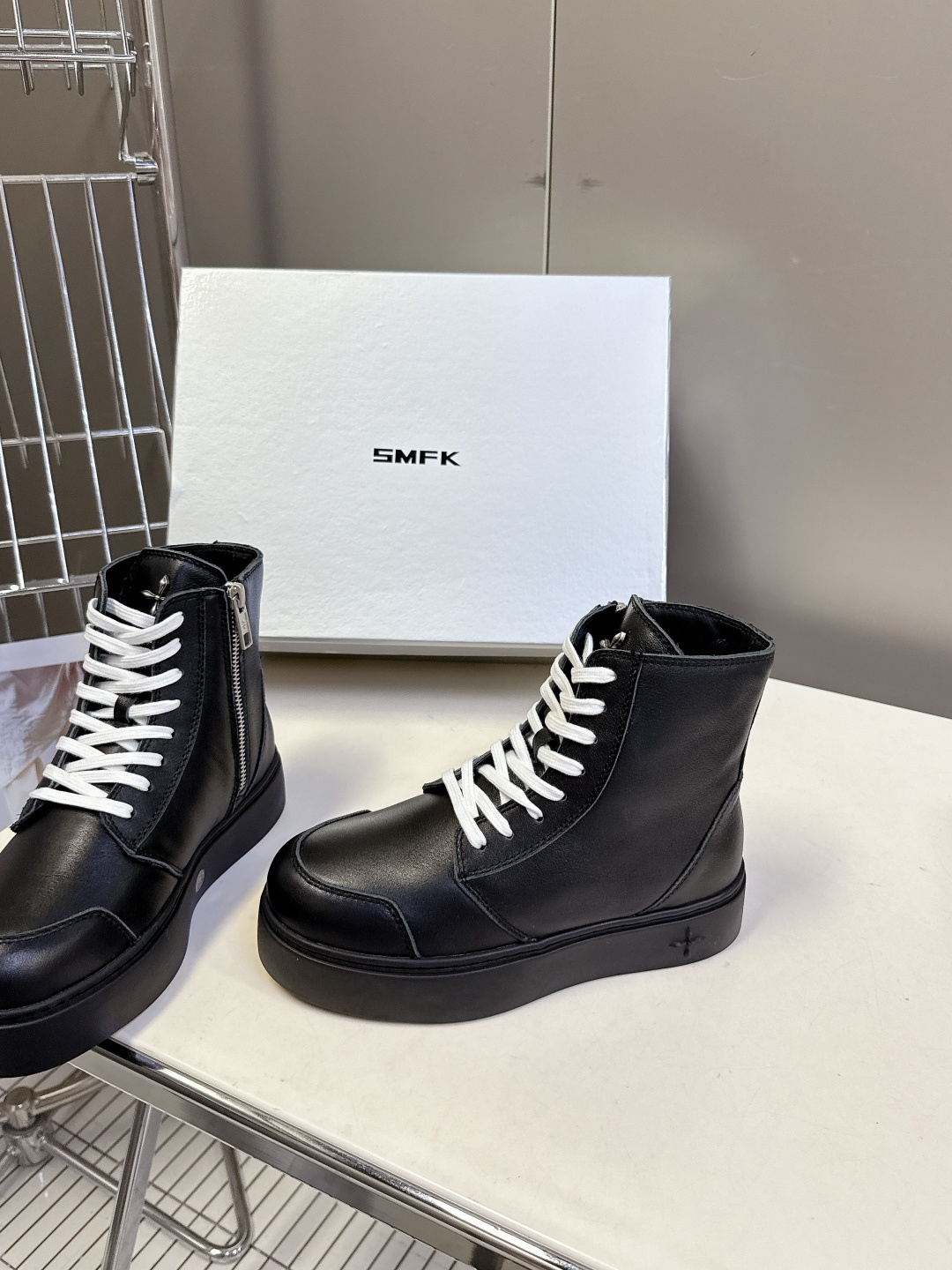 国潮品牌SMFK秋冬最新款厚底 休闲鞋 马丁靴 超多明星时尚博主种草 超火国内品牌 简约的设计 十字架l