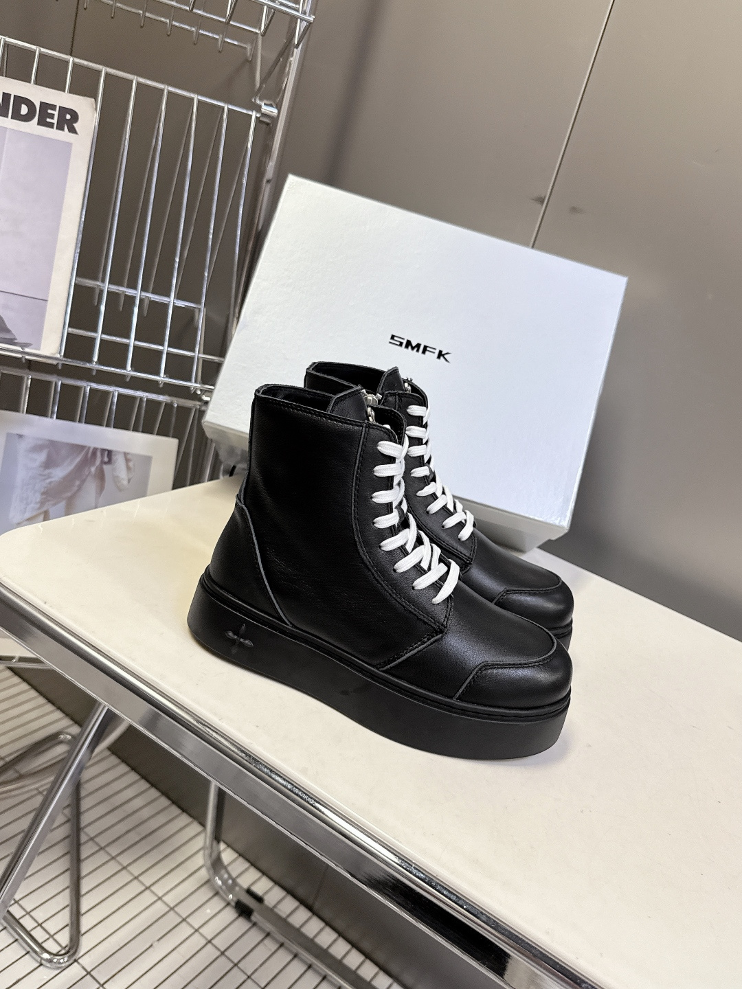 国潮品牌SMFK秋冬最新款厚底 休闲鞋 马丁靴 超多明星时尚博主种草 超火国内品牌 简约的设计 十字架l