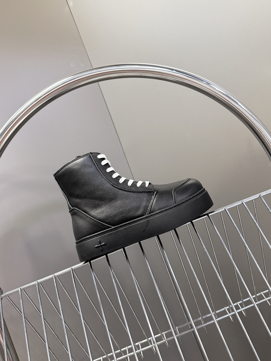 国潮品牌SMFK秋冬最新款厚底 休闲鞋 马丁靴 超多明星时尚博主种草 超火国内品牌 简约的设计 十字架l