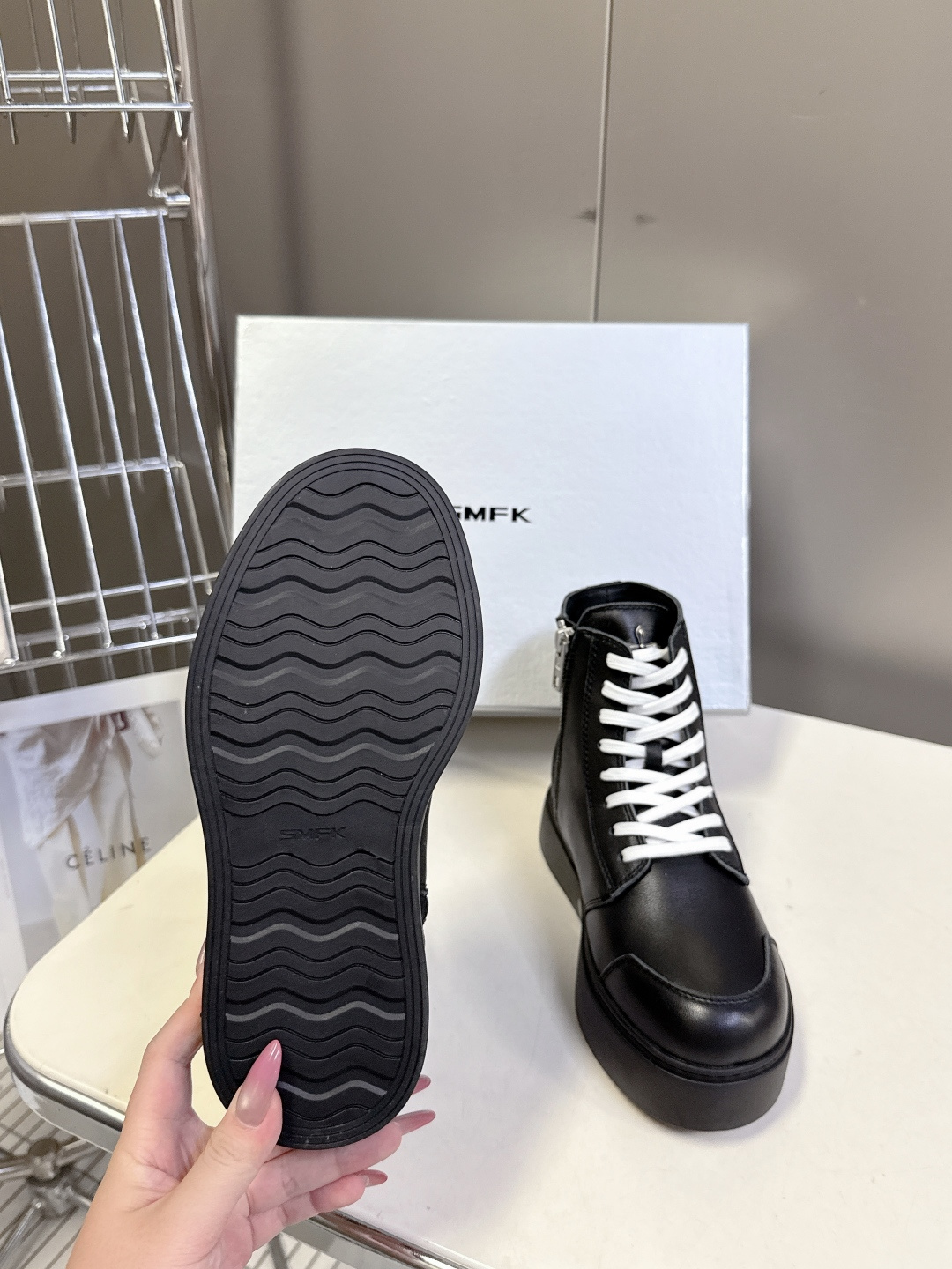 国潮品牌SMFK秋冬最新款厚底 休闲鞋 马丁靴 超多明星时尚博主种草 超火国内品牌 简约的设计 十字架l