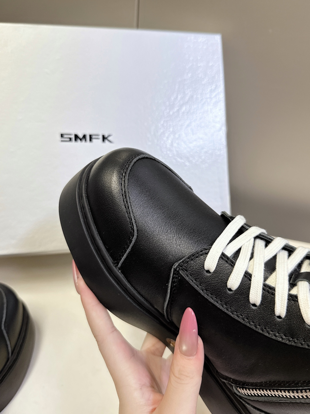 国潮品牌SMFK秋冬最新款厚底 休闲鞋 马丁靴 超多明星时尚博主种草 超火国内品牌 简约的设计 十字架l