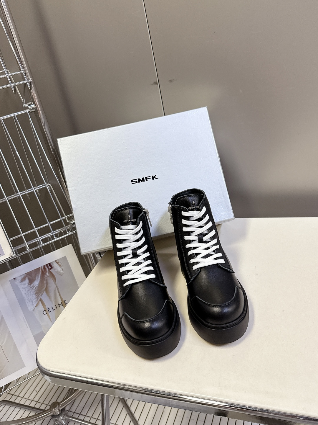 国潮品牌SMFK秋冬最新款厚底 休闲鞋 马丁靴 超多明星时尚博主种草 超火国内品牌 简约的设计 十字架l