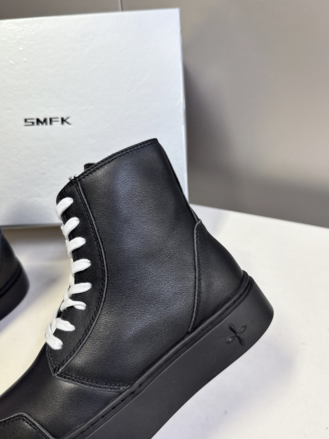 国潮品牌SMFK秋冬最新款厚底 休闲鞋 马丁靴 超多明星时尚博主种草 超火国内品牌 简约的设计 十字架l