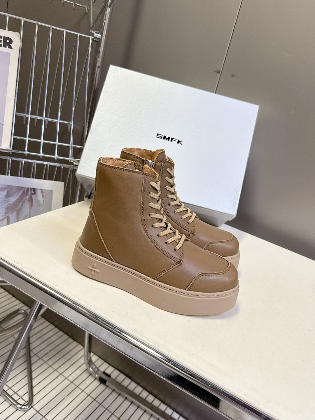 国潮品牌SMFK秋冬最新款厚底 休闲鞋 马丁靴 超多明星时尚博主种草 超火国内品牌 简约的设计 十字架l