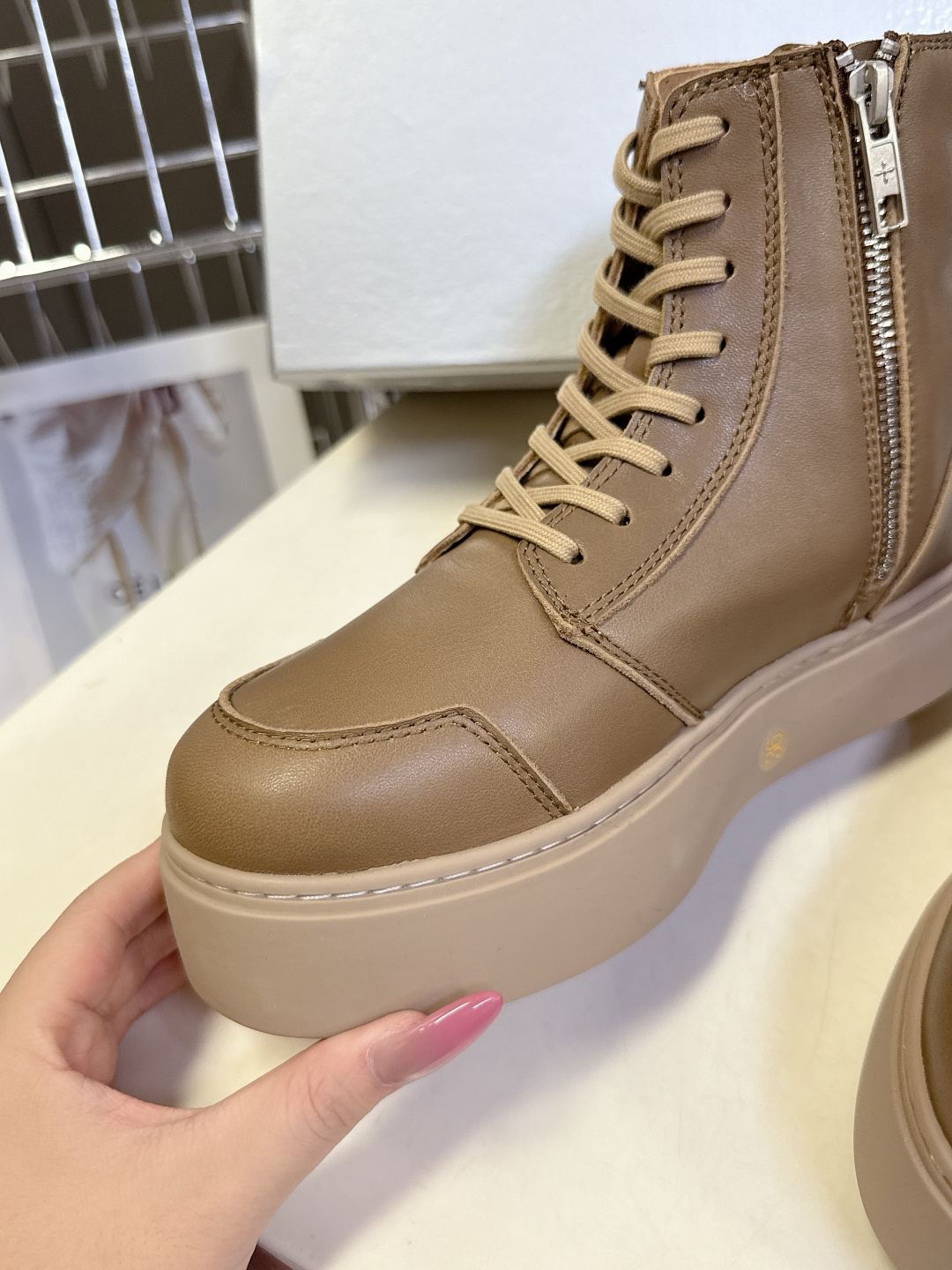 国潮品牌SMFK秋冬最新款厚底 休闲鞋 马丁靴 超多明星时尚博主种草 超火国内品牌 简约的设计 十字架l