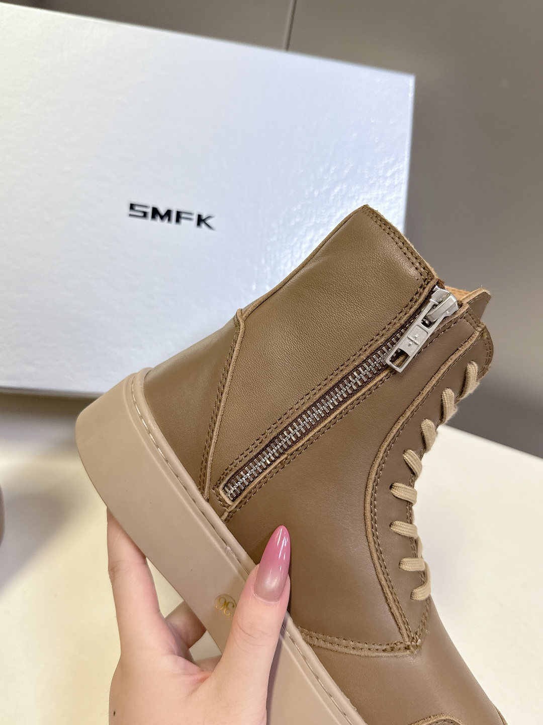 国潮品牌SMFK秋冬最新款厚底 休闲鞋 马丁靴 超多明星时尚博主种草 超火国内品牌 简约的设计 十字架l