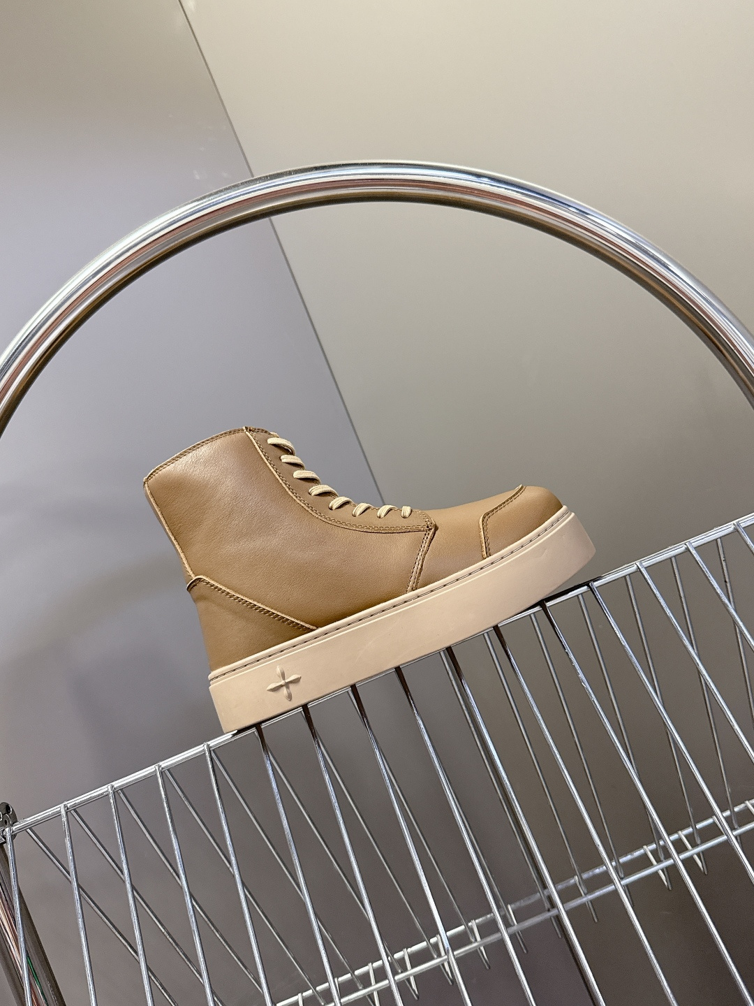 国潮品牌SMFK秋冬最新款厚底 休闲鞋 马丁靴 超多明星时尚博主种草 超火国内品牌 简约的设计 十字架l