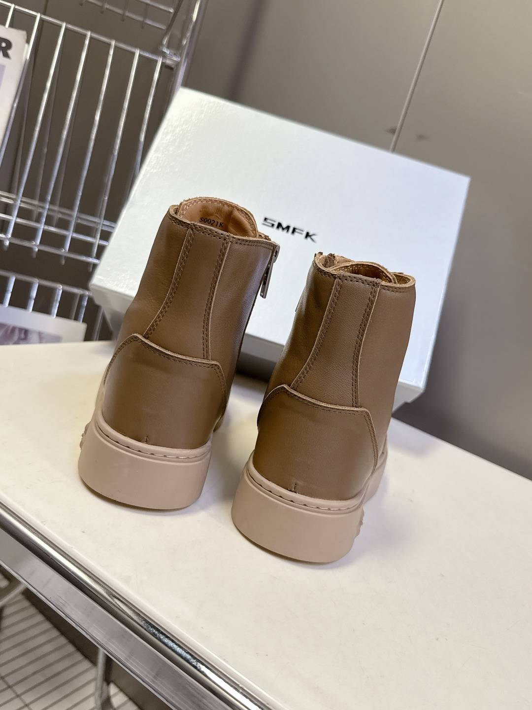 国潮品牌SMFK秋冬最新款厚底 休闲鞋 马丁靴 超多明星时尚博主种草 超火国内品牌 简约的设计 十字架l