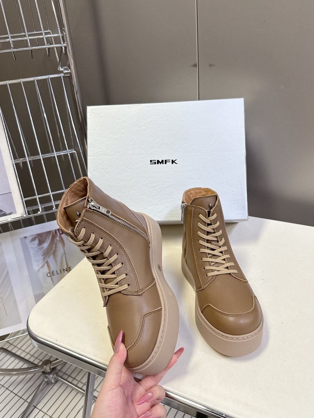 国潮品牌SMFK秋冬最新款厚底 休闲鞋 马丁靴 超多明星时尚博主种草 超火国内品牌 简约的设计 十字架l