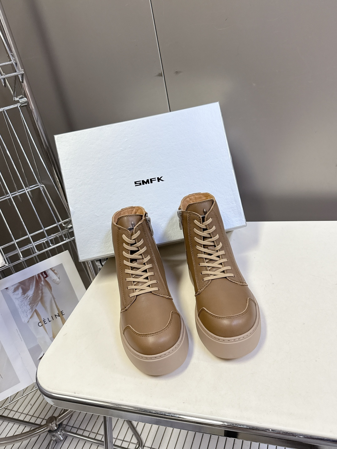 国潮品牌SMFK秋冬最新款厚底 休闲鞋 马丁靴 超多明星时尚博主种草 超火国内品牌 简约的设计 十字架l