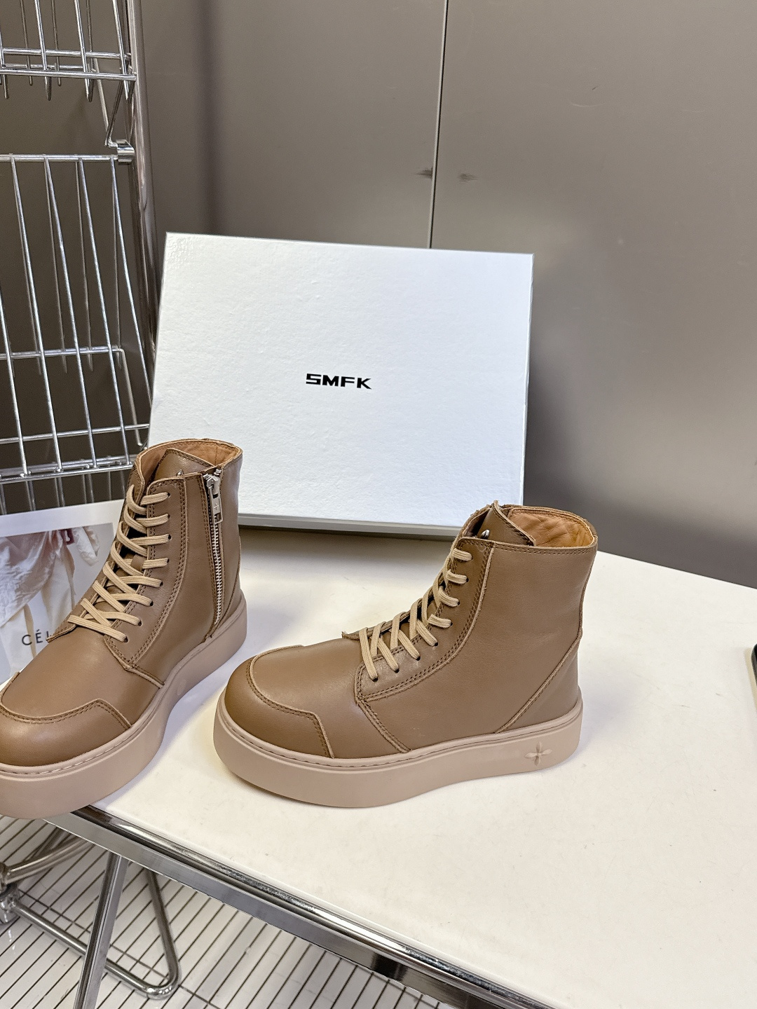 国潮品牌SMFK秋冬最新款厚底 休闲鞋 马丁靴 超多明星时尚博主种草 超火国内品牌 简约的设计 十字架l