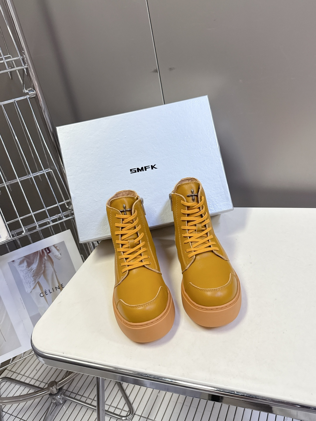 国潮品牌SMFK秋冬最新款厚底 休闲鞋 马丁靴 超多明星时尚博主种草 超火国内品牌 简约的设计 十字架l