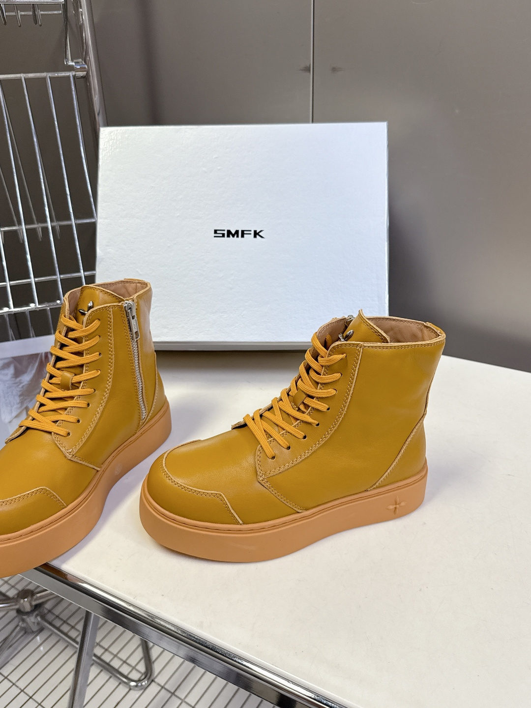 国潮品牌SMFK秋冬最新款厚底 休闲鞋 马丁靴 超多明星时尚博主种草 超火国内品牌 简约的设计 十字架l