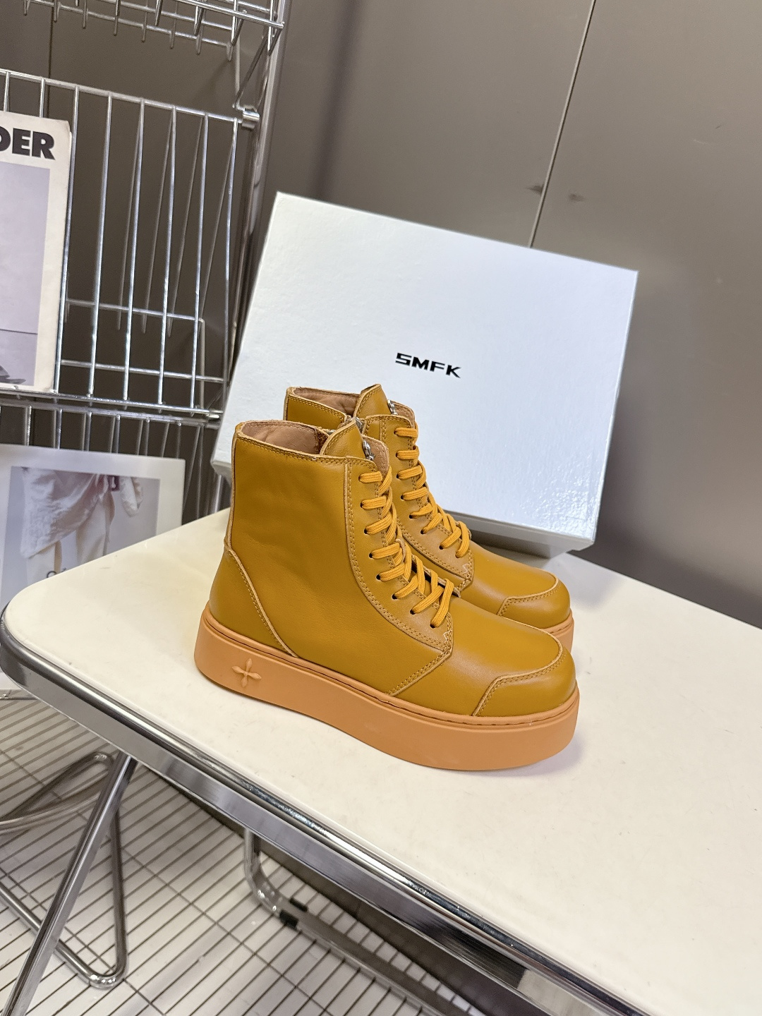 国潮品牌SMFK秋冬最新款厚底 休闲鞋 马丁靴 超多明星时尚博主种草 超火国内品牌 简约的设计 十字架l