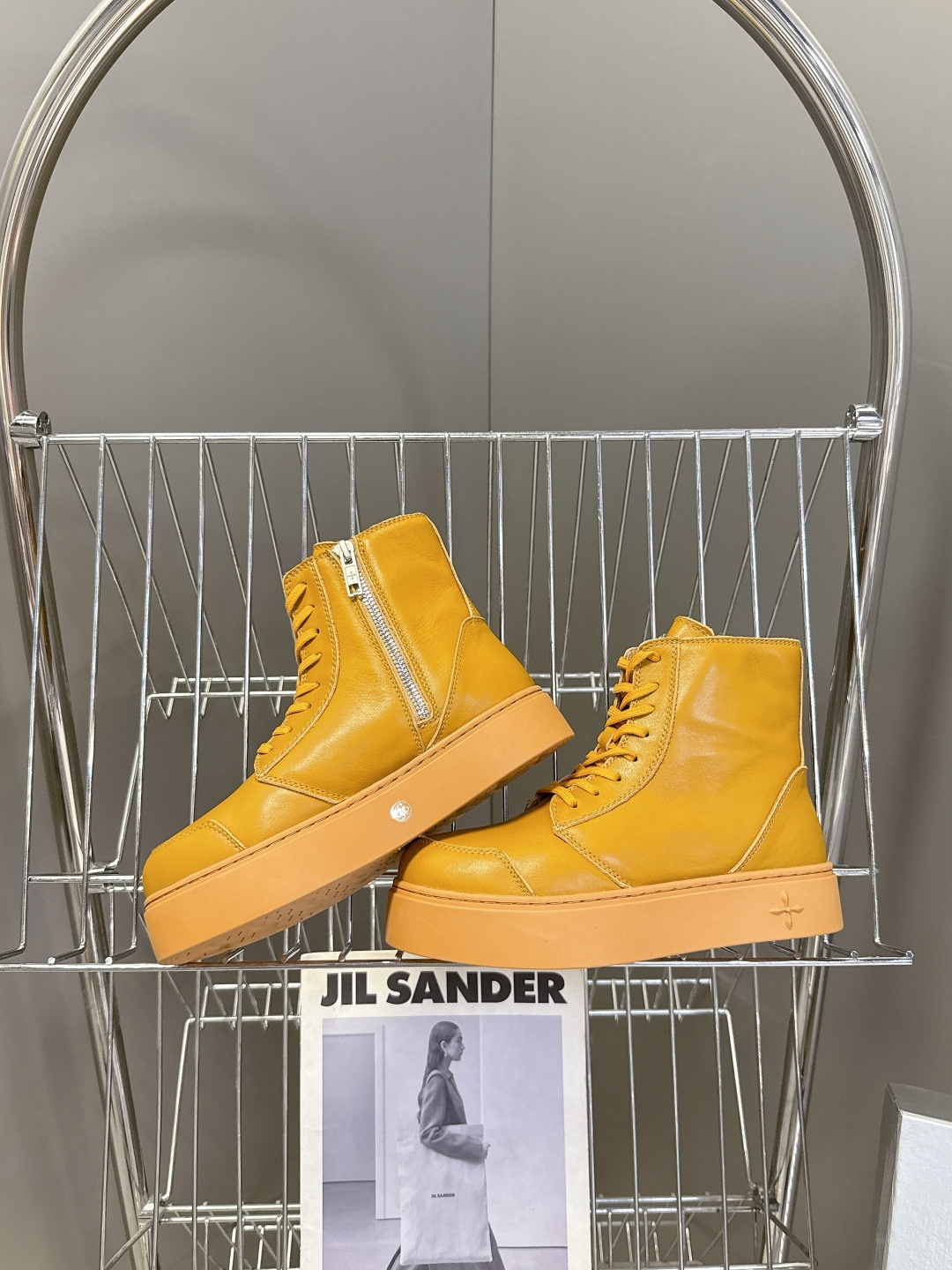 国潮品牌SMFK秋冬最新款厚底 休闲鞋 马丁靴 超多明星时尚博主种草 超火国内品牌 简约的设计 十字架l