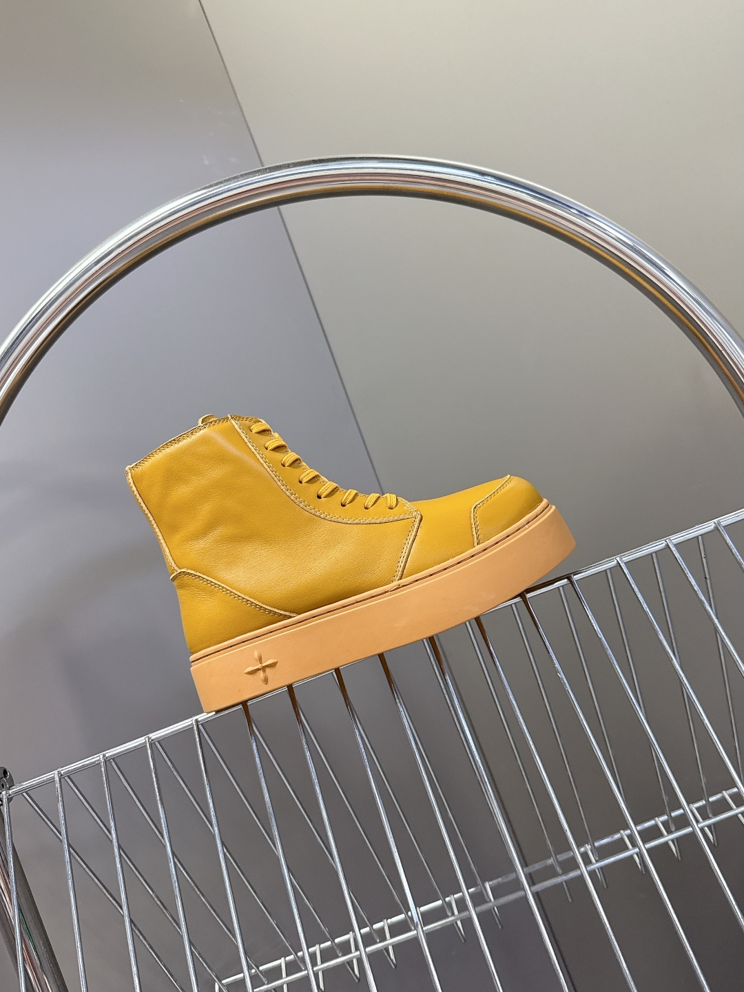 国潮品牌SMFK秋冬最新款厚底 休闲鞋 马丁靴 超多明星时尚博主种草 超火国内品牌 简约的设计 十字架l