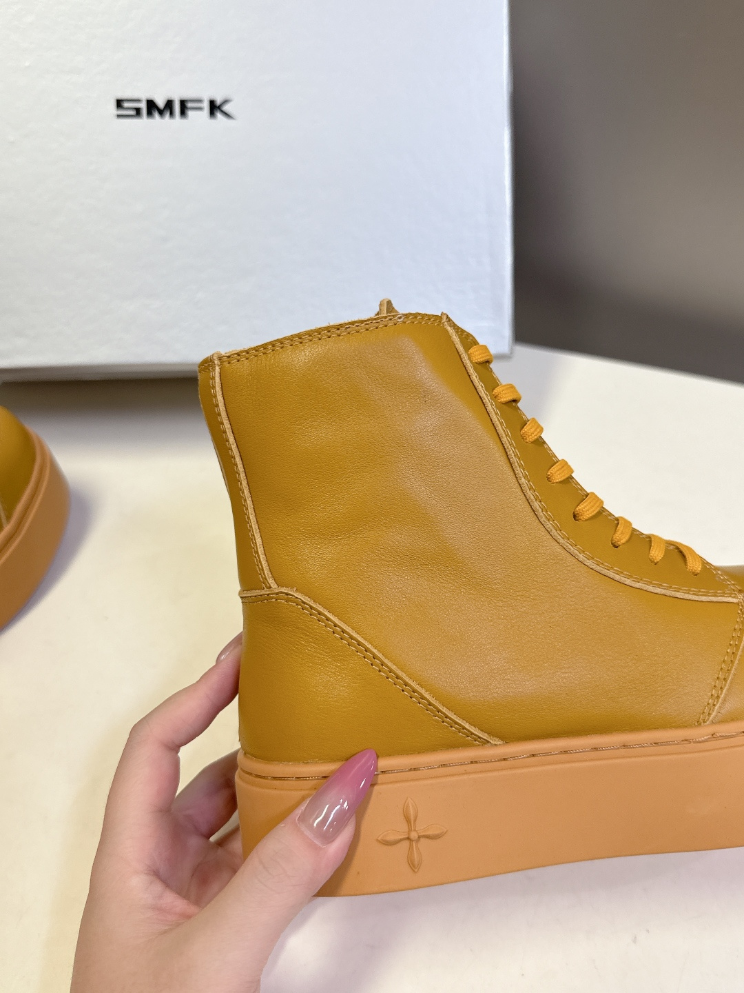 国潮品牌SMFK秋冬最新款厚底 休闲鞋 马丁靴 超多明星时尚博主种草 超火国内品牌 简约的设计 十字架l