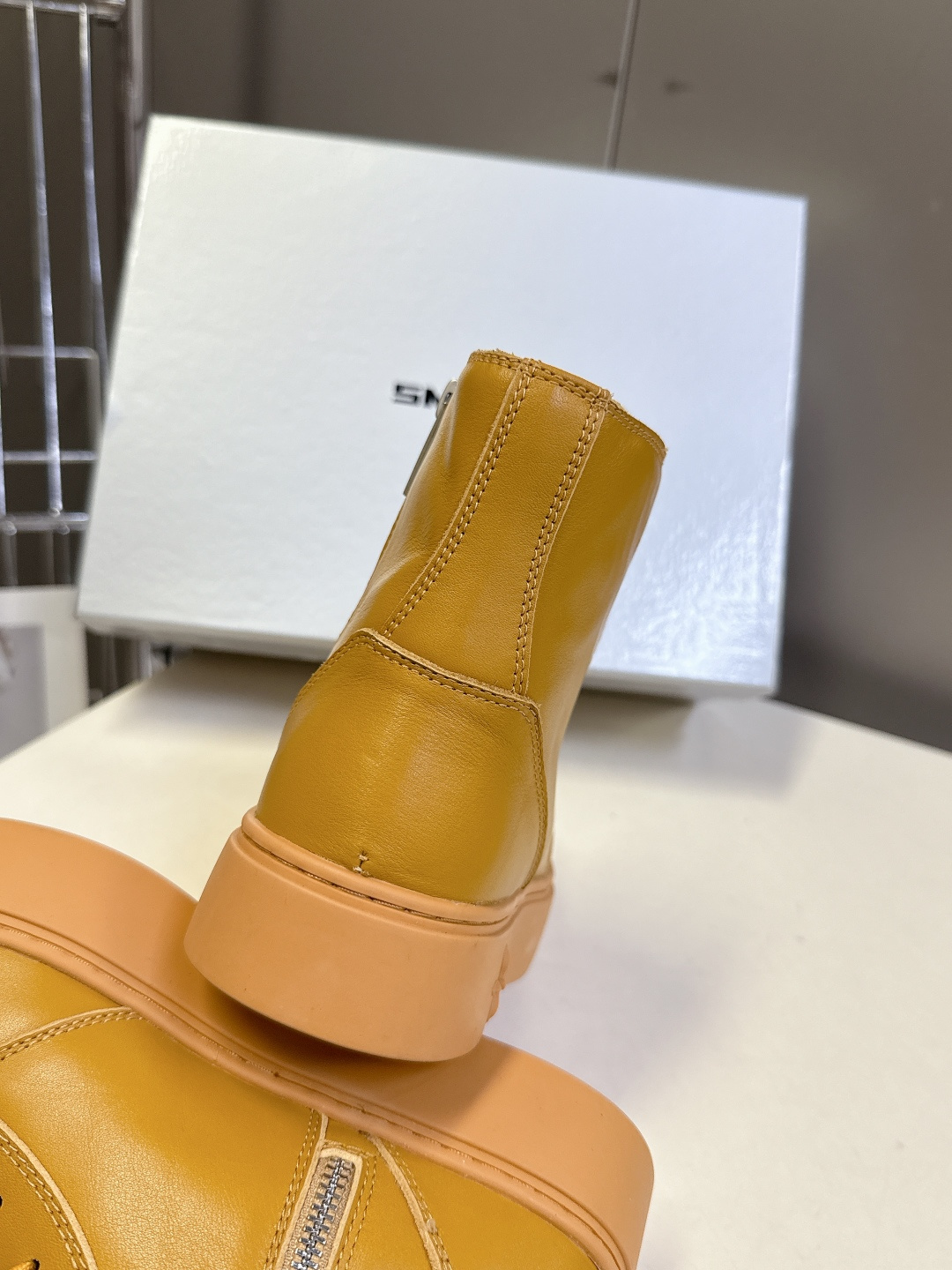 国潮品牌SMFK秋冬最新款厚底 休闲鞋 马丁靴 超多明星时尚博主种草 超火国内品牌 简约的设计 十字架l