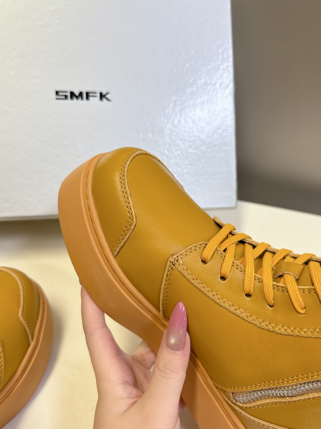 国潮品牌SMFK秋冬最新款厚底 休闲鞋 马丁靴 超多明星时尚博主种草 超火国内品牌 简约的设计 十字架l