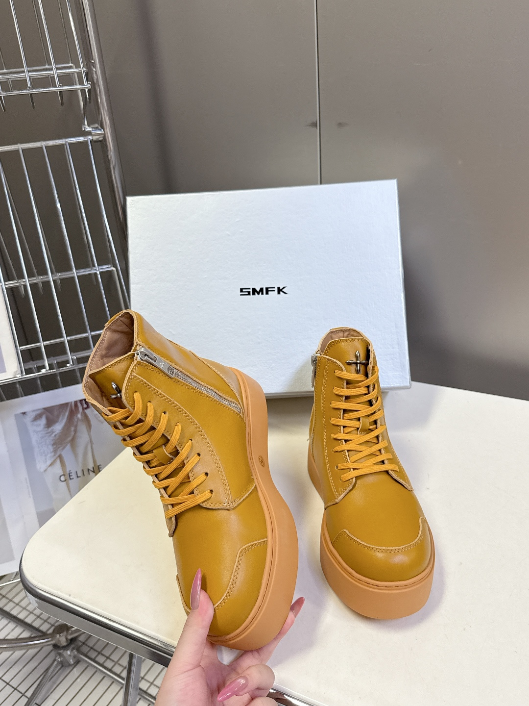 国潮品牌SMFK秋冬最新款厚底 休闲鞋 马丁靴 超多明星时尚博主种草 超火国内品牌 简约的设计 十字架l