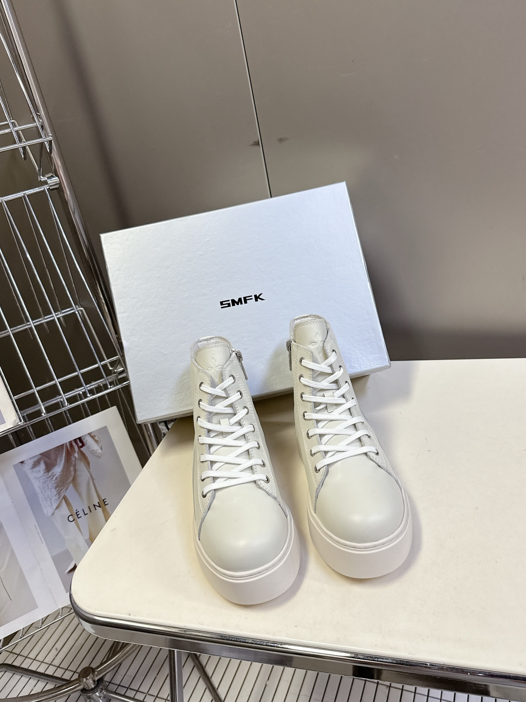 国潮品牌SMFK秋冬最新款厚底 休闲鞋 马丁靴 超多明星时尚博主种草 超火国内品牌 简约的设计 十字架l