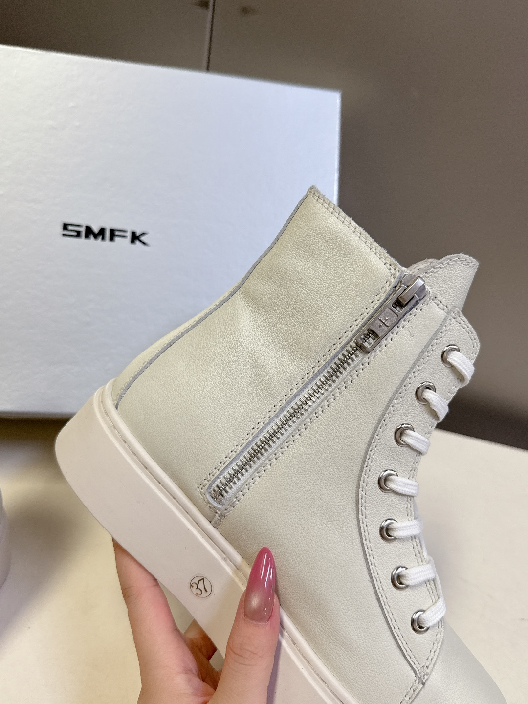 国潮品牌SMFK秋冬最新款厚底 休闲鞋 马丁靴 超多明星时尚博主种草 超火国内品牌 简约的设计 十字架l
