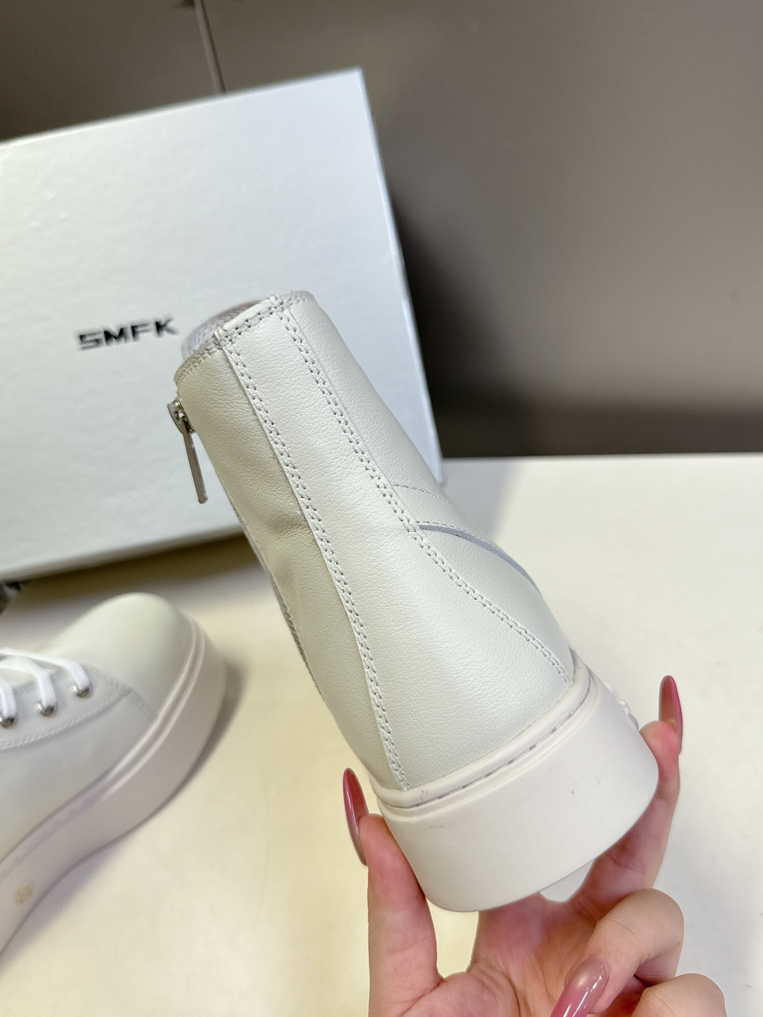 国潮品牌SMFK秋冬最新款厚底 休闲鞋 马丁靴 超多明星时尚博主种草 超火国内品牌 简约的设计 十字架l