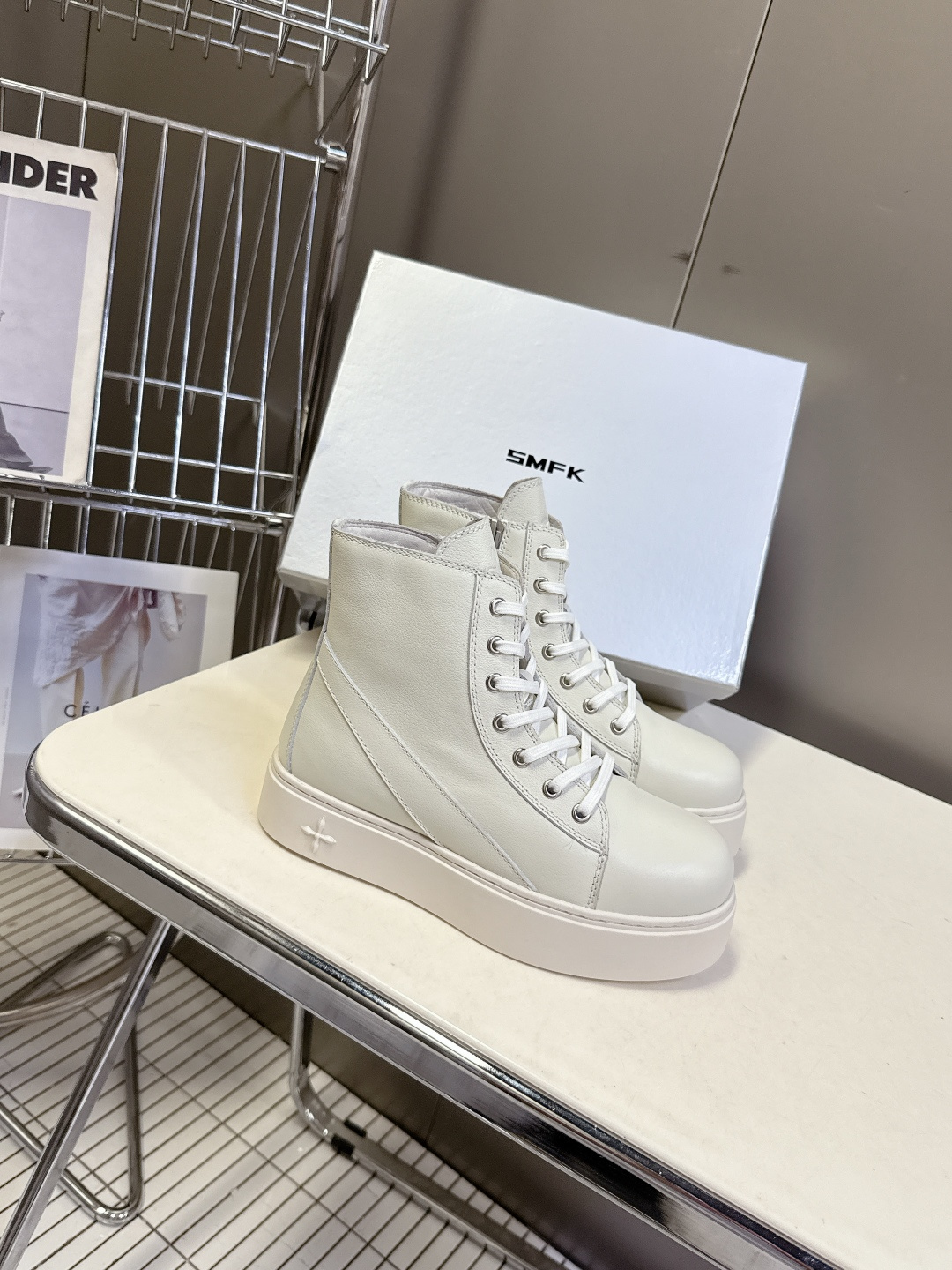 国潮品牌SMFK秋冬最新款厚底 休闲鞋 马丁靴 超多明星时尚博主种草 超火国内品牌 简约的设计 十字架l
