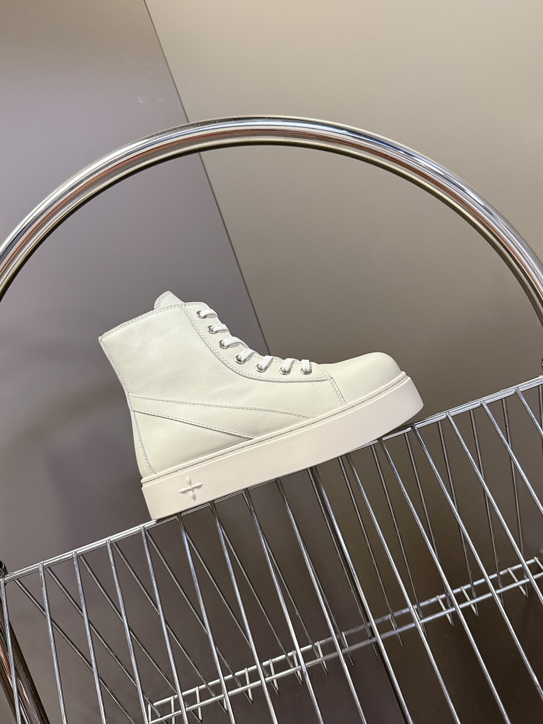 国潮品牌SMFK秋冬最新款厚底 休闲鞋 马丁靴 超多明星时尚博主种草 超火国内品牌 简约的设计 十字架l