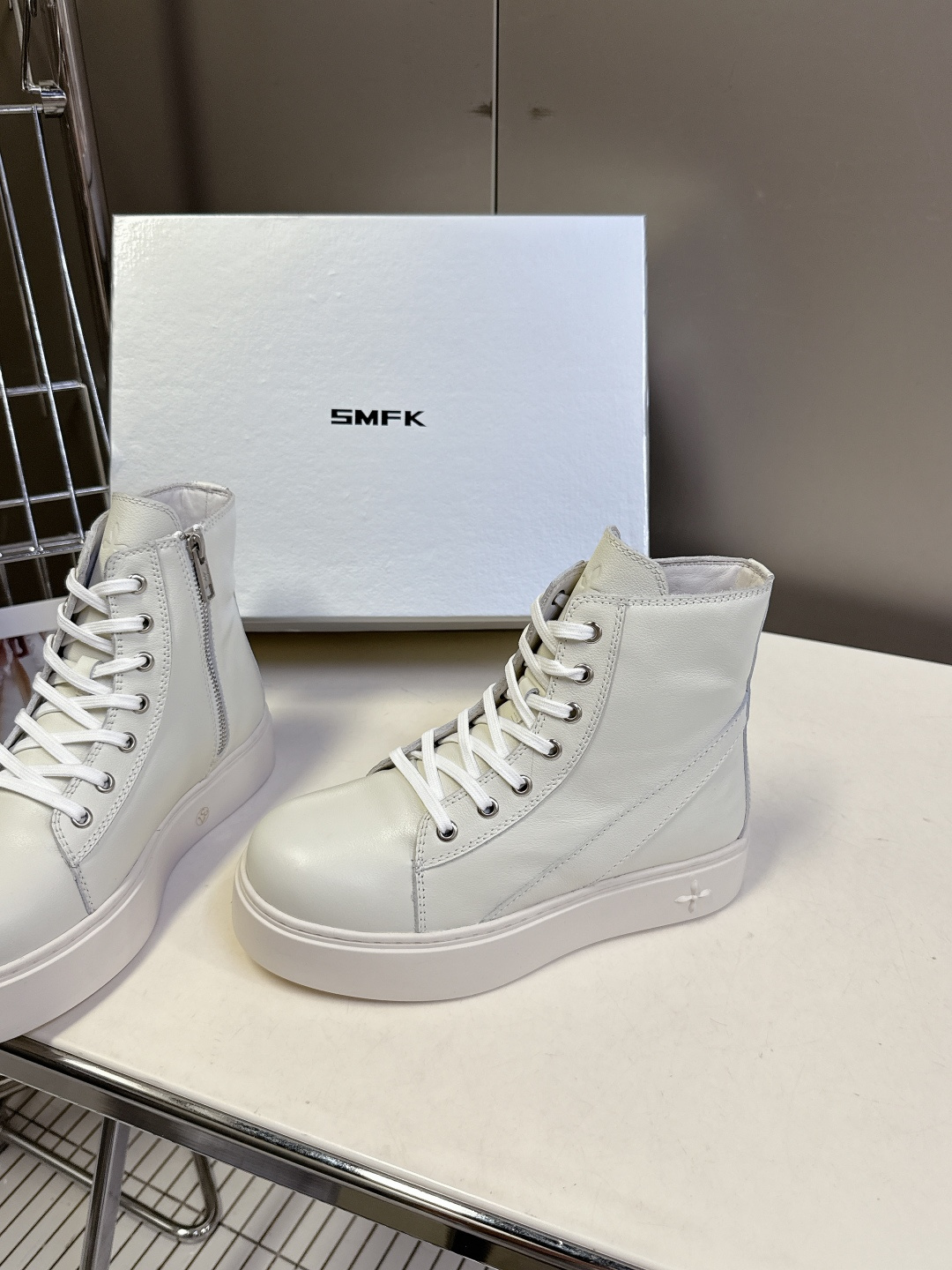 国潮品牌SMFK秋冬最新款厚底 休闲鞋 马丁靴 超多明星时尚博主种草 超火国内品牌 简约的设计 十字架l