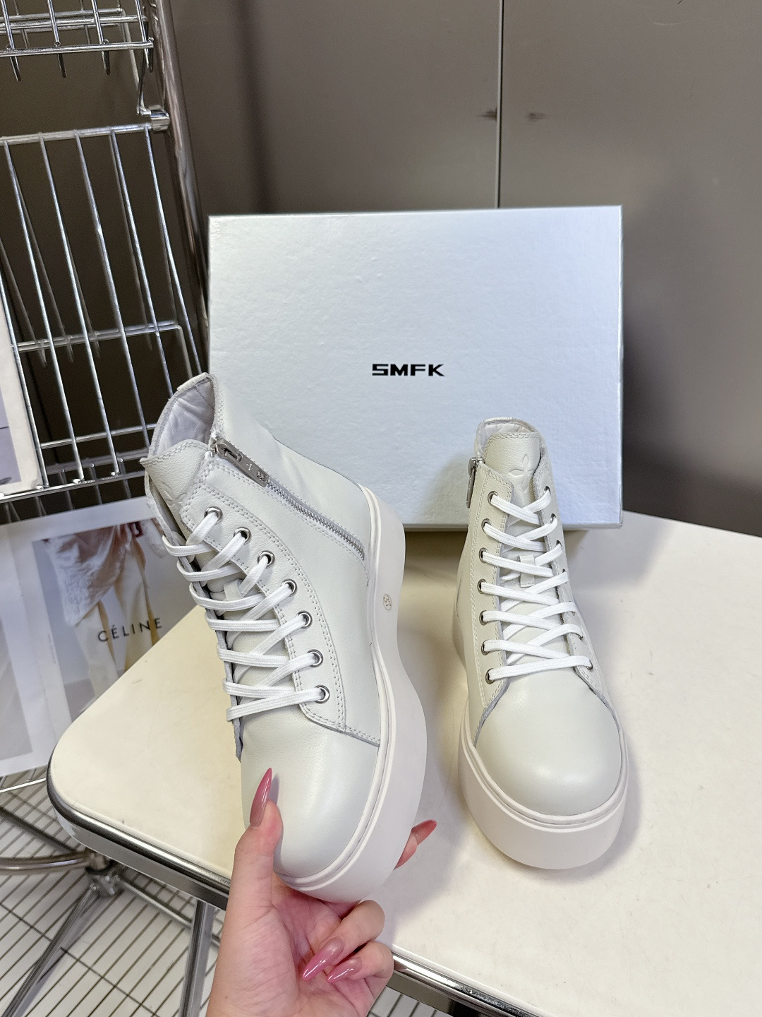 国潮品牌SMFK秋冬最新款厚底 休闲鞋 马丁靴 超多明星时尚博主种草 超火国内品牌 简约的设计 十字架l