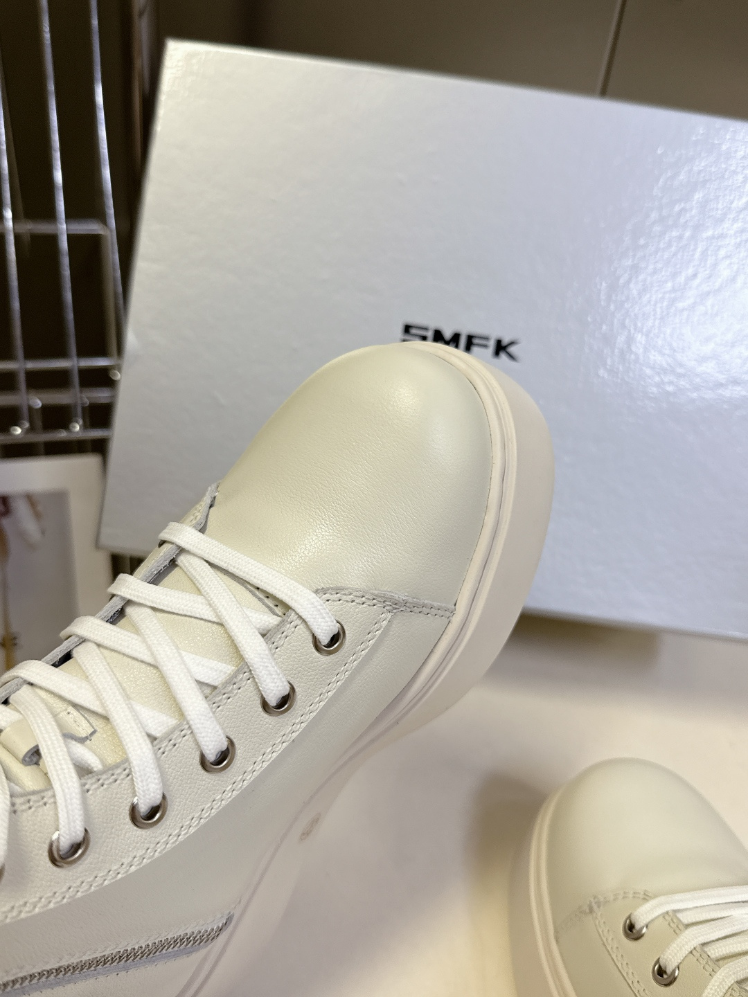 国潮品牌SMFK秋冬最新款厚底 休闲鞋 马丁靴 超多明星时尚博主种草 超火国内品牌 简约的设计 十字架l