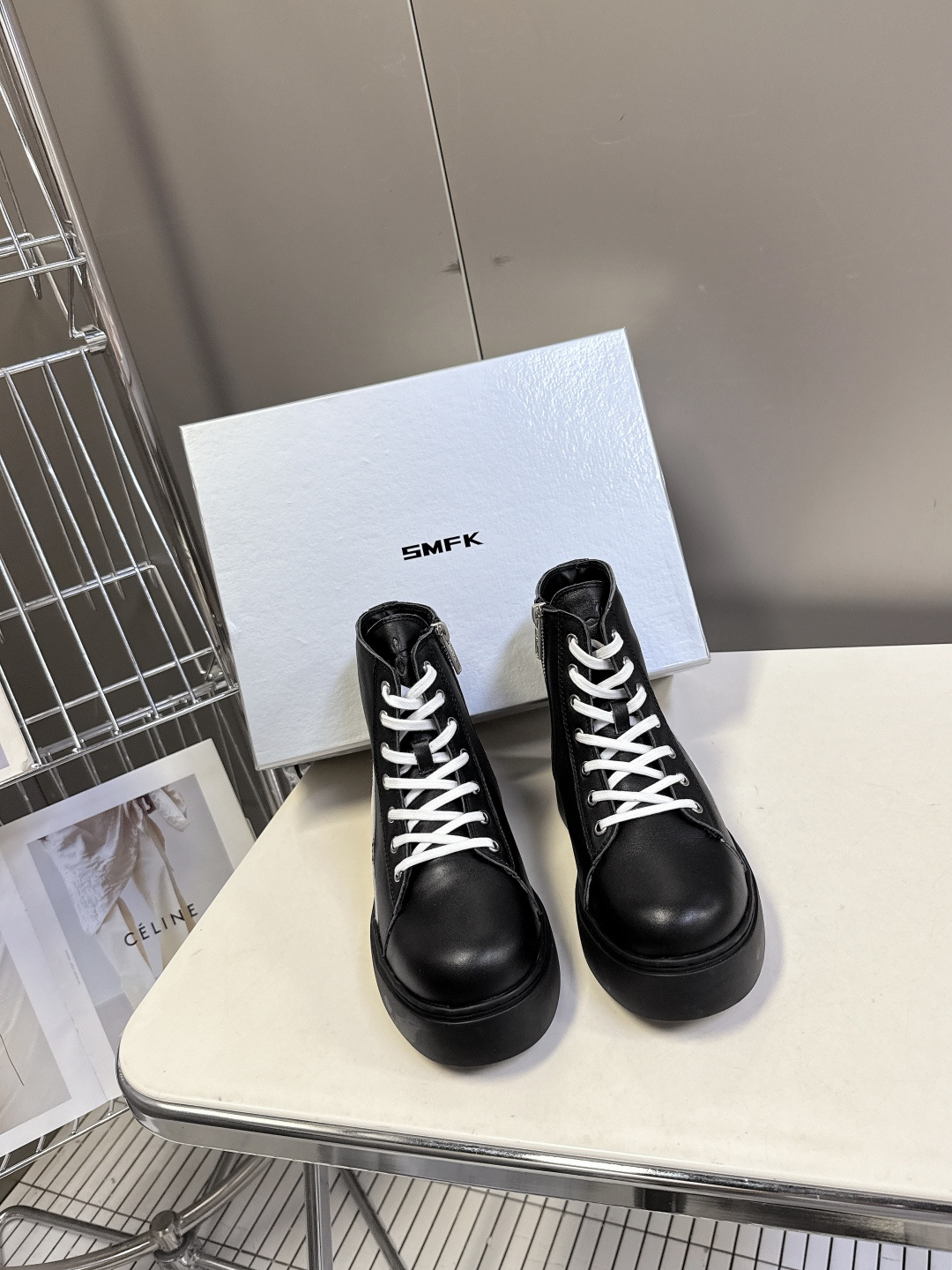 国潮品牌SMFK秋冬最新款厚底 休闲鞋 马丁靴 超多明星时尚博主种草 超火国内品牌 简约的设计 十字架l